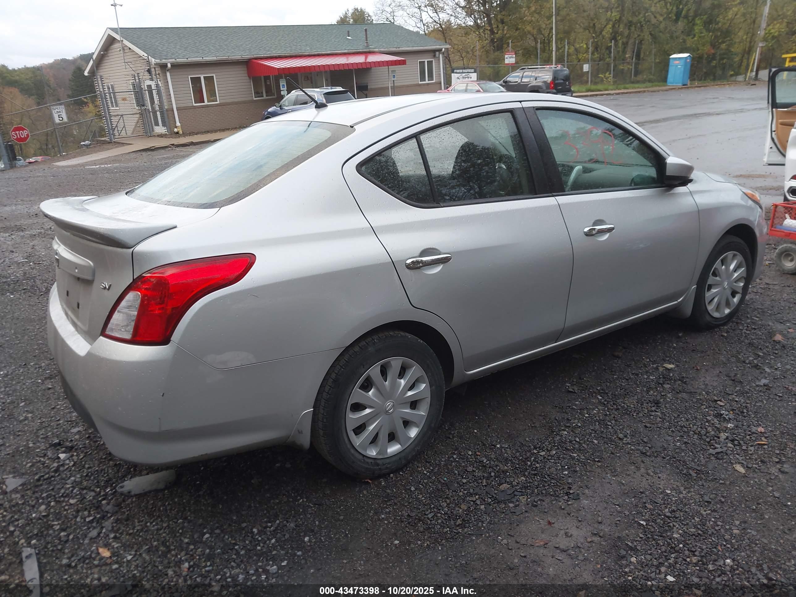 NISSAN VERSA image 4