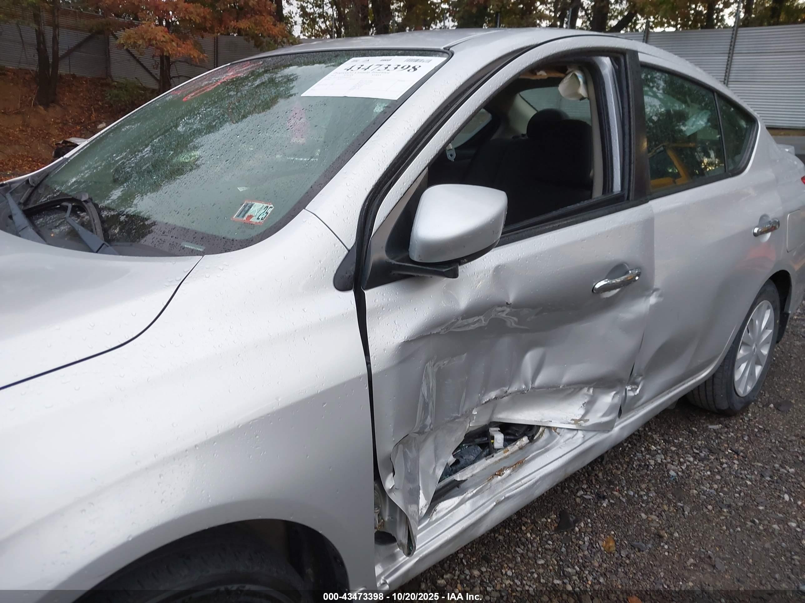 NISSAN VERSA image 6