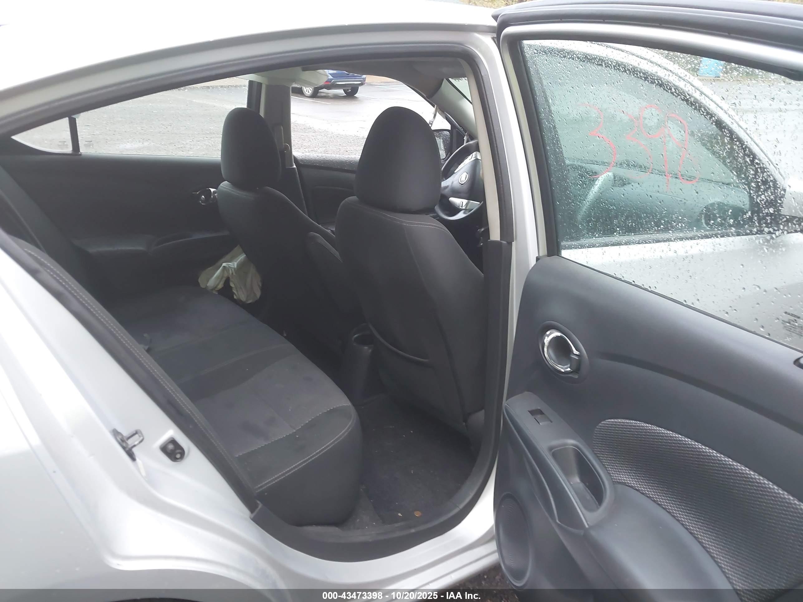 NISSAN VERSA image 8