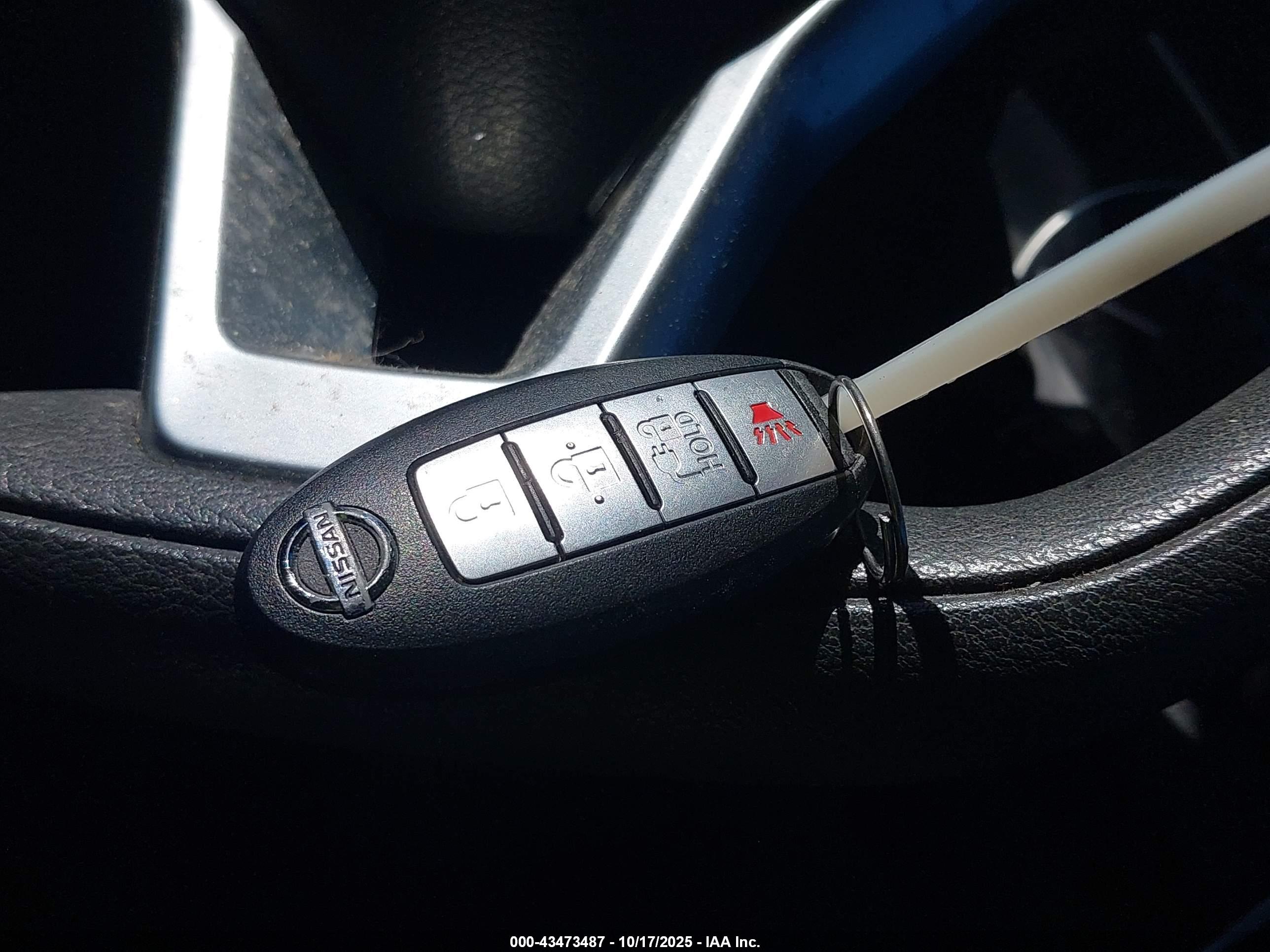 NISSAN LEAF image 11