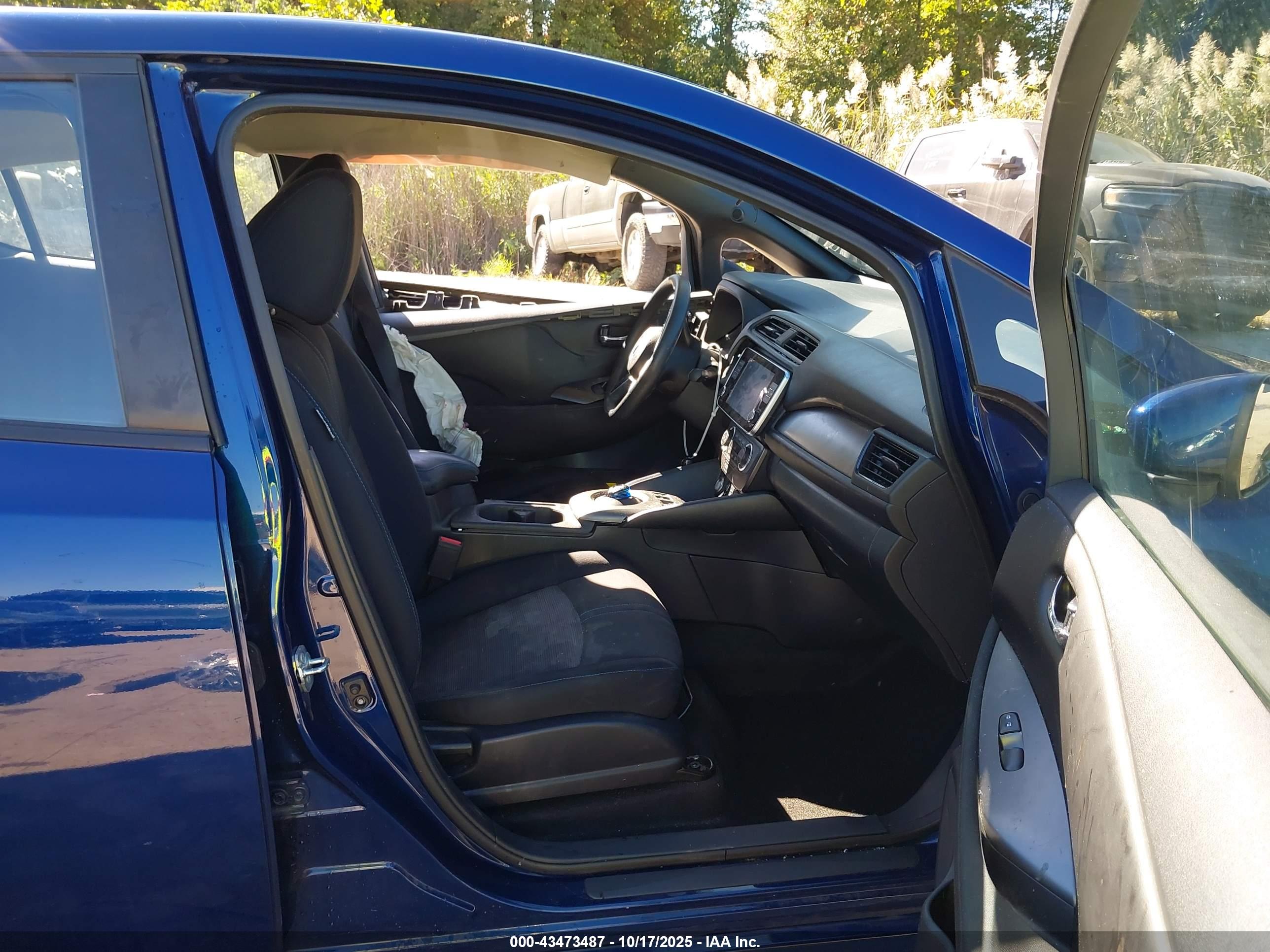 NISSAN LEAF image 5