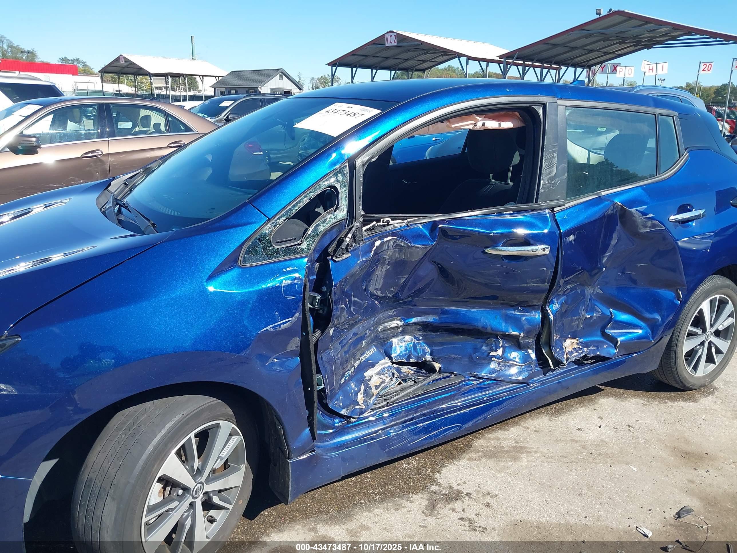NISSAN LEAF image 6