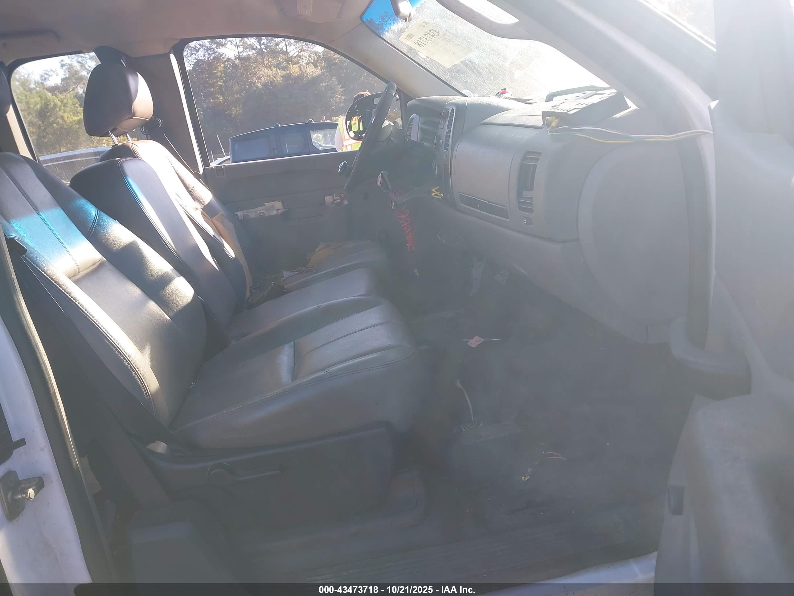 CHEVROLET SILVERADO image 5
