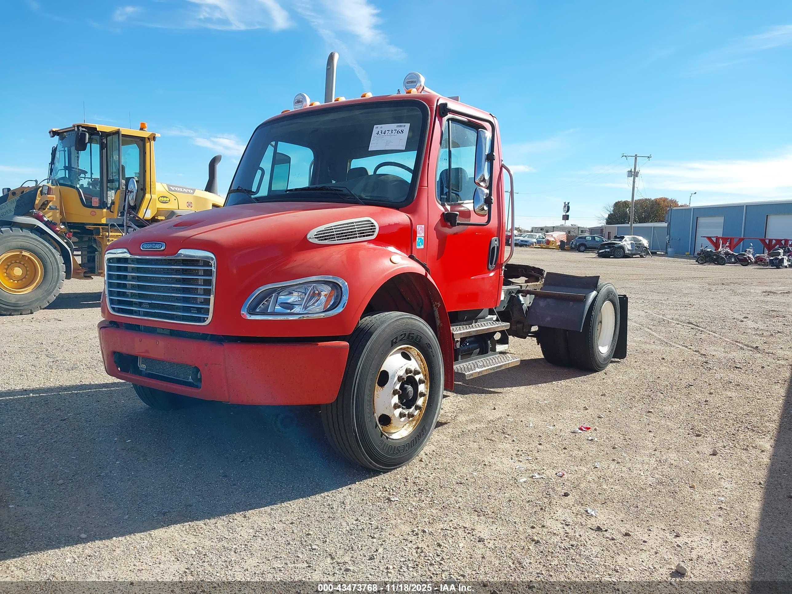 FREIGHTLINER M2 image 2