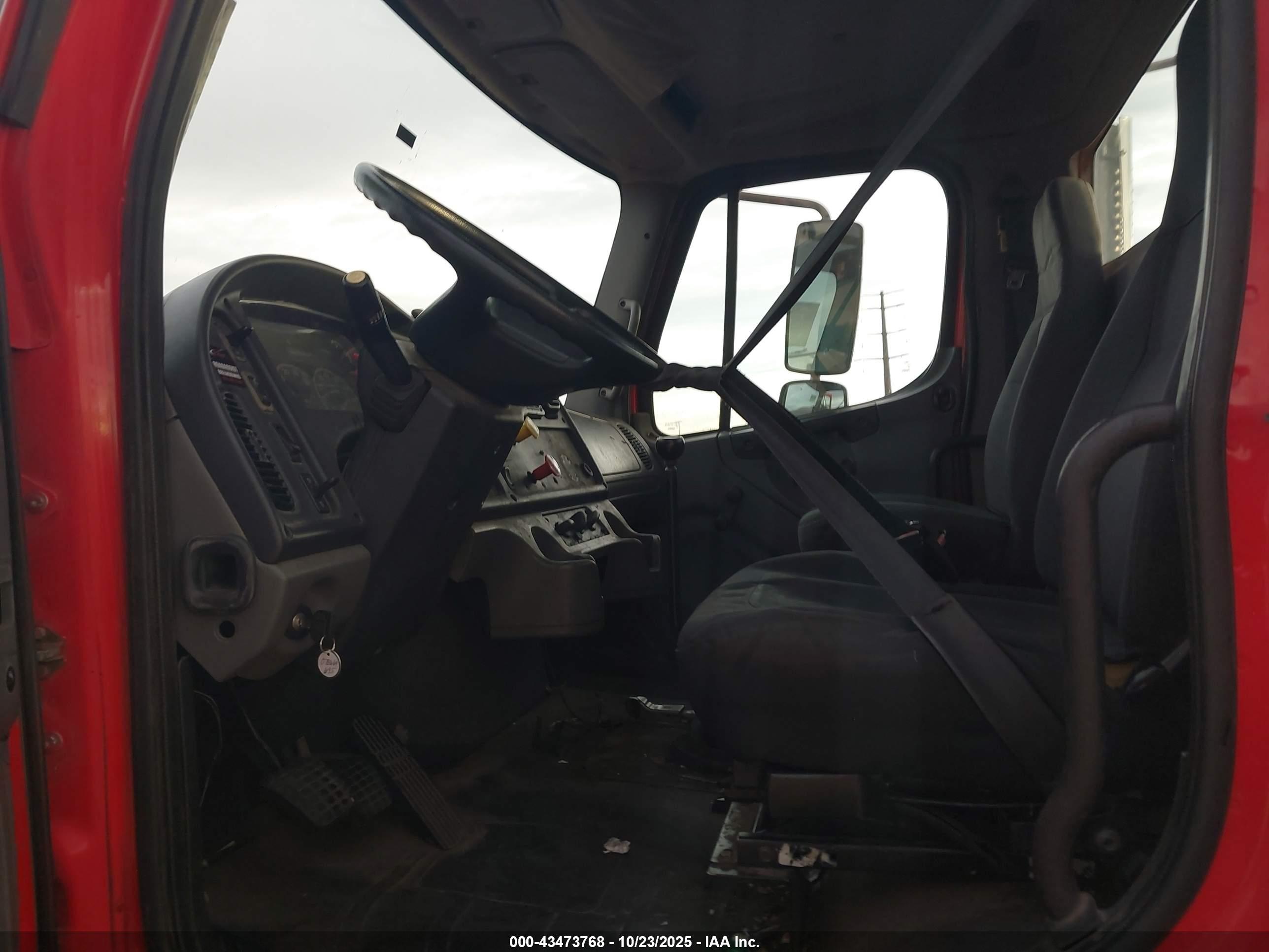 FREIGHTLINER M2 image 7