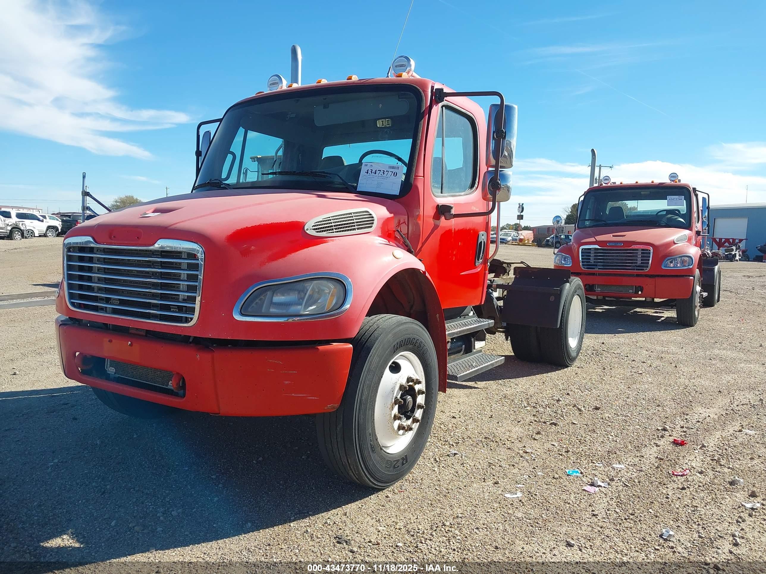FREIGHTLINER M2 image 2