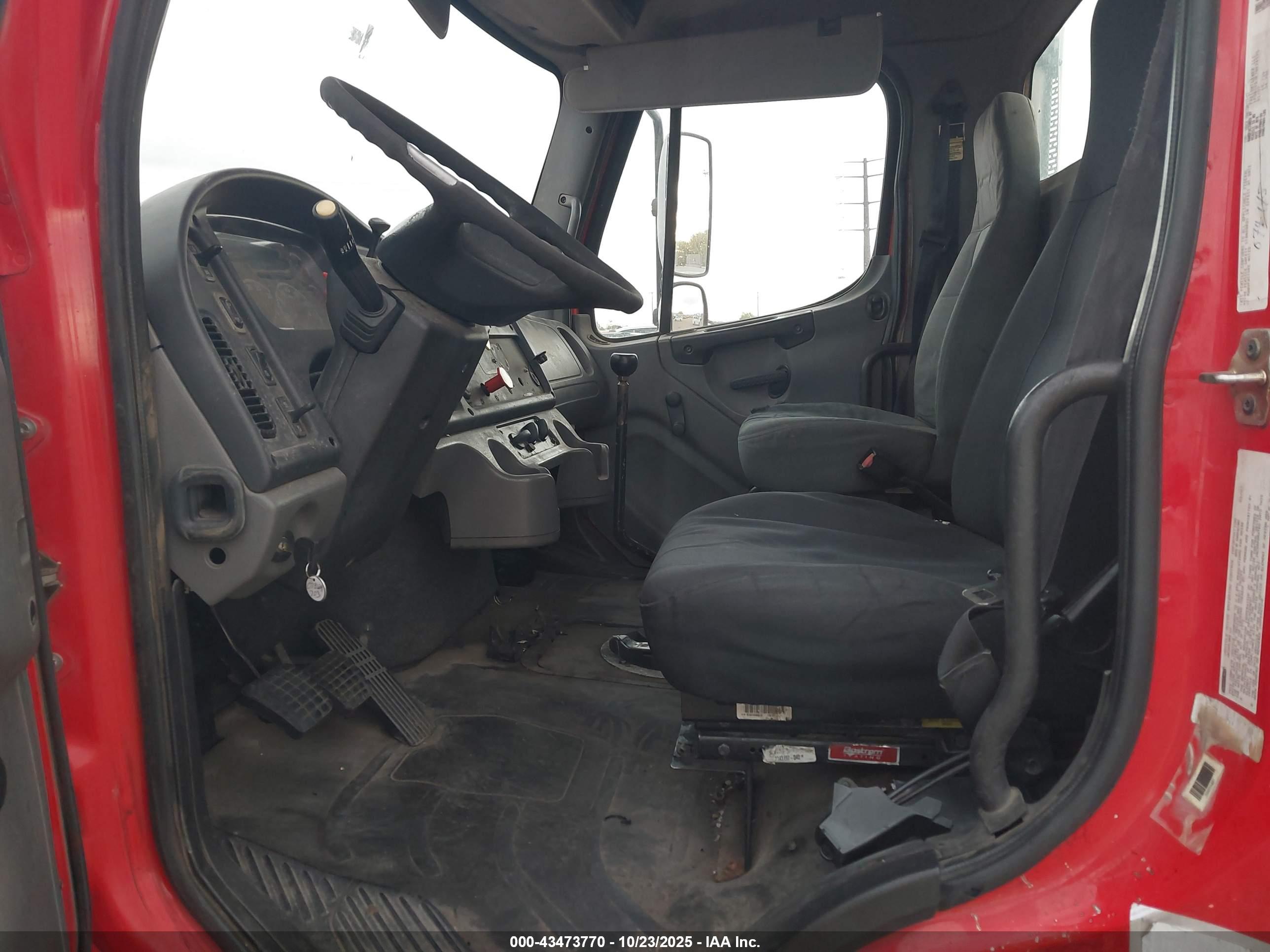 FREIGHTLINER M2 image 7