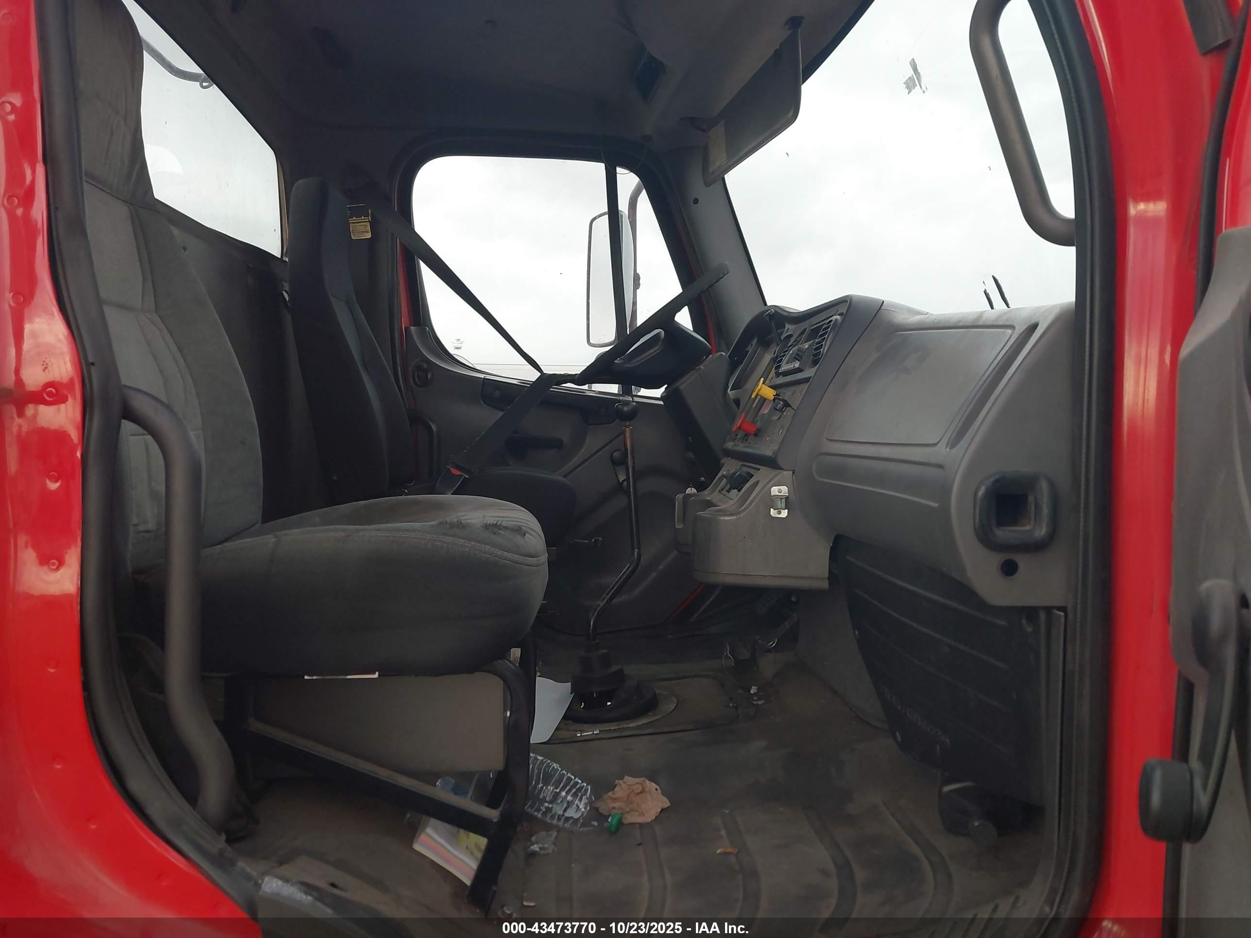 FREIGHTLINER M2 image 8