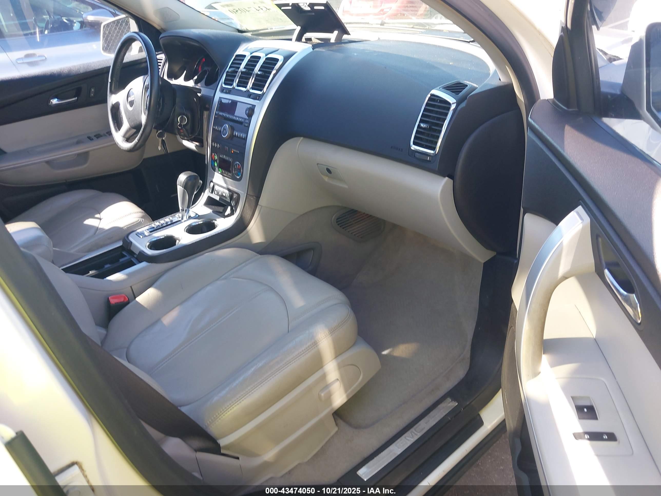 GMC ACADIA image 5