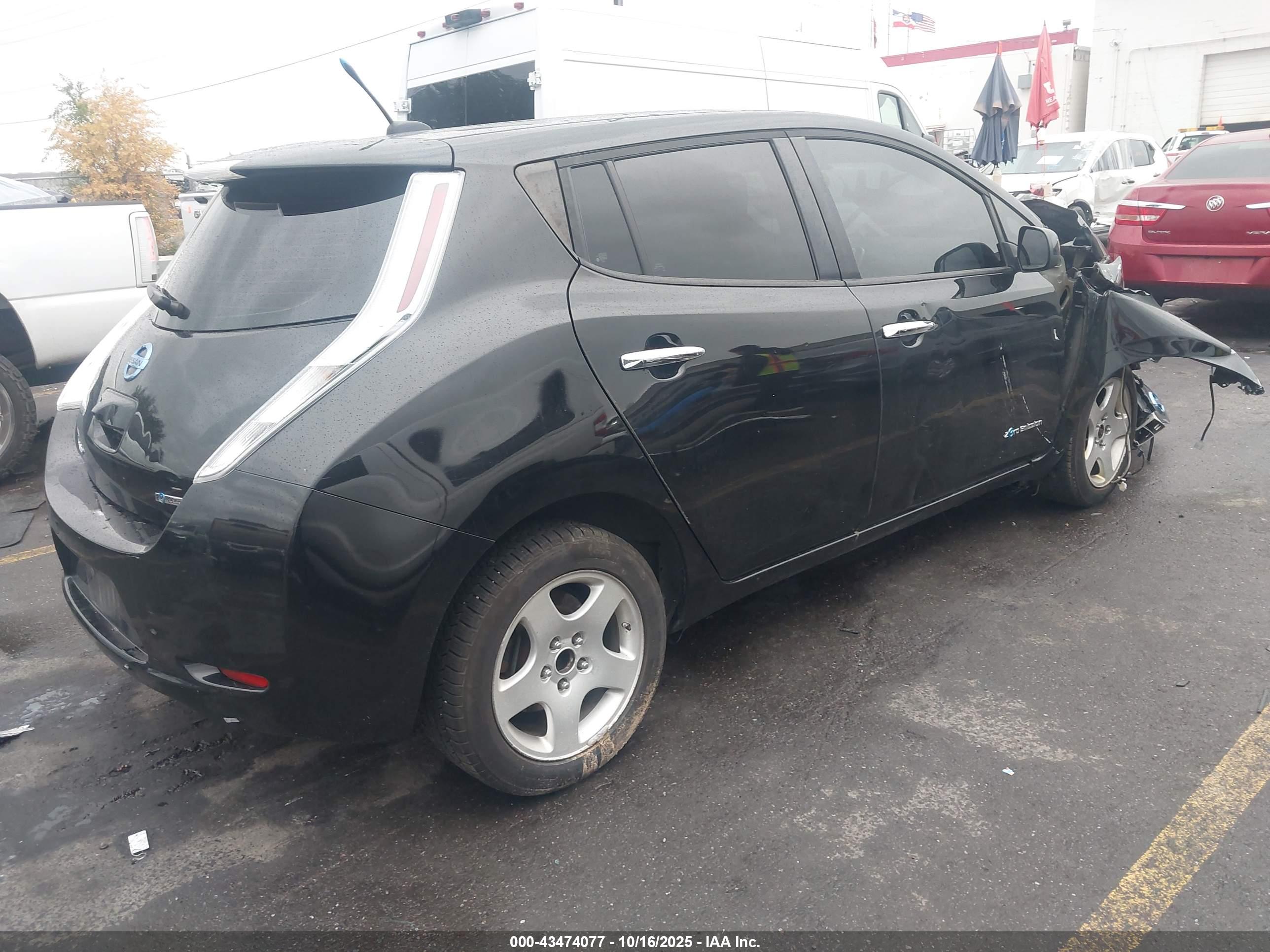NISSAN LEAF image 4