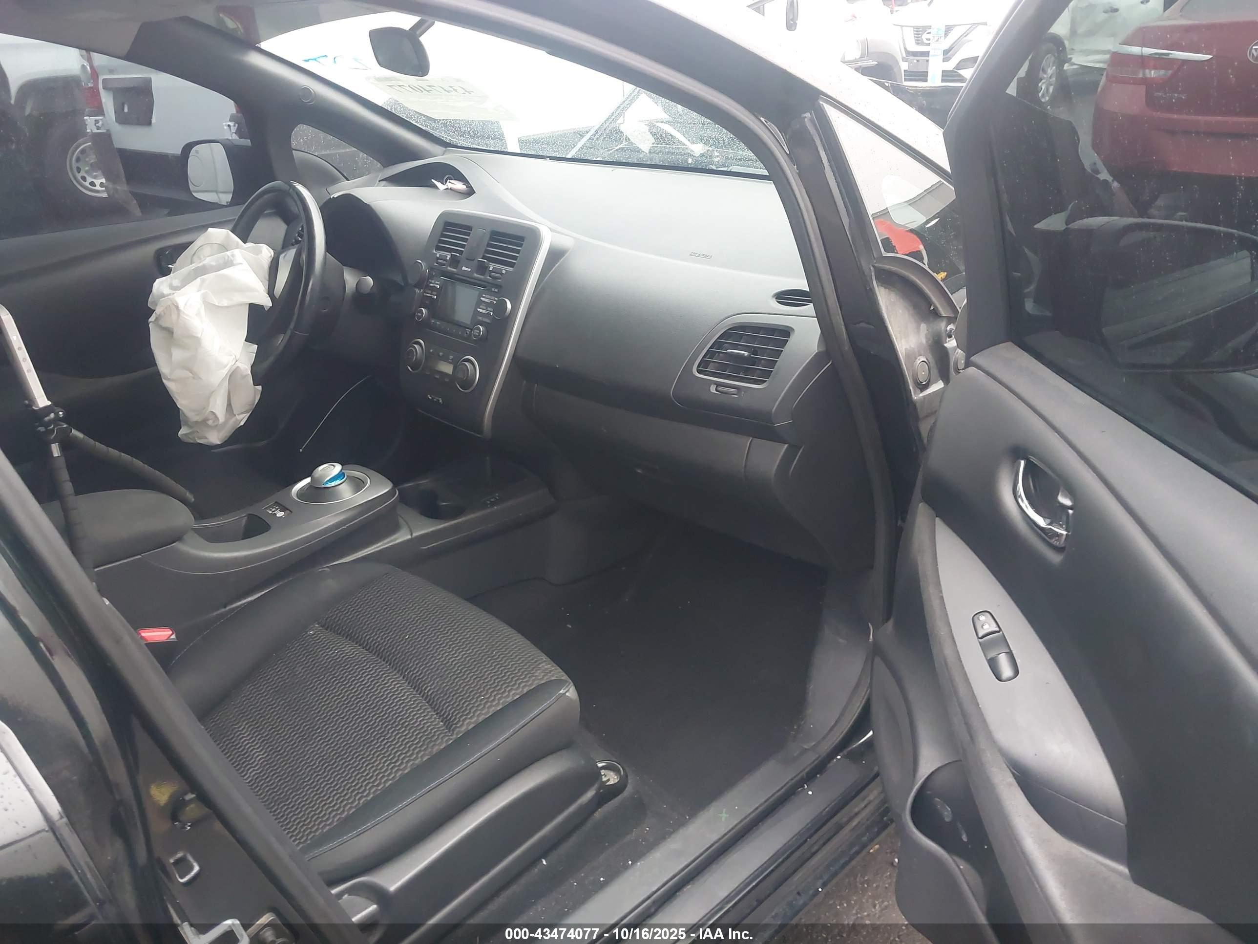 NISSAN LEAF image 5