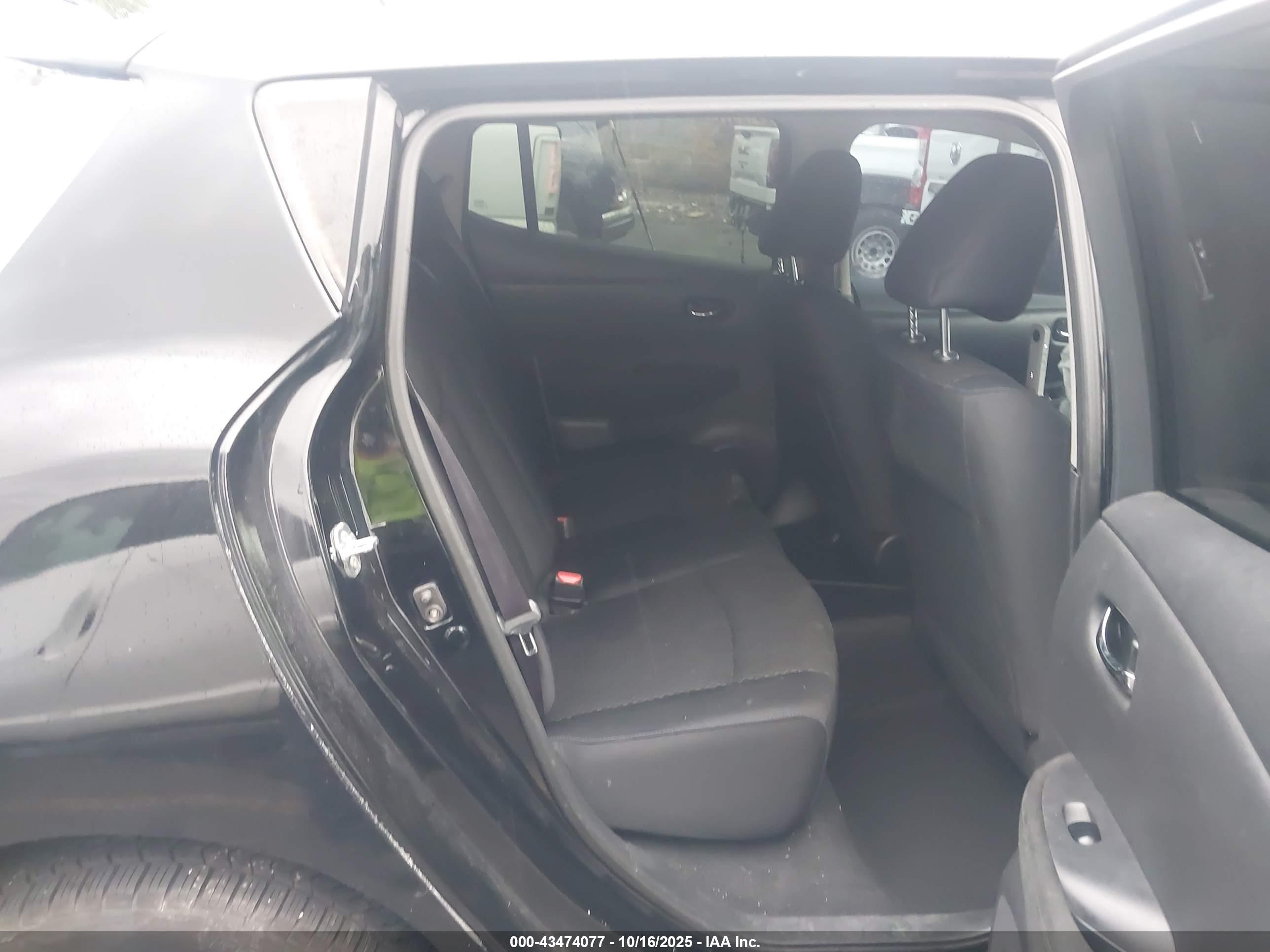 NISSAN LEAF image 8