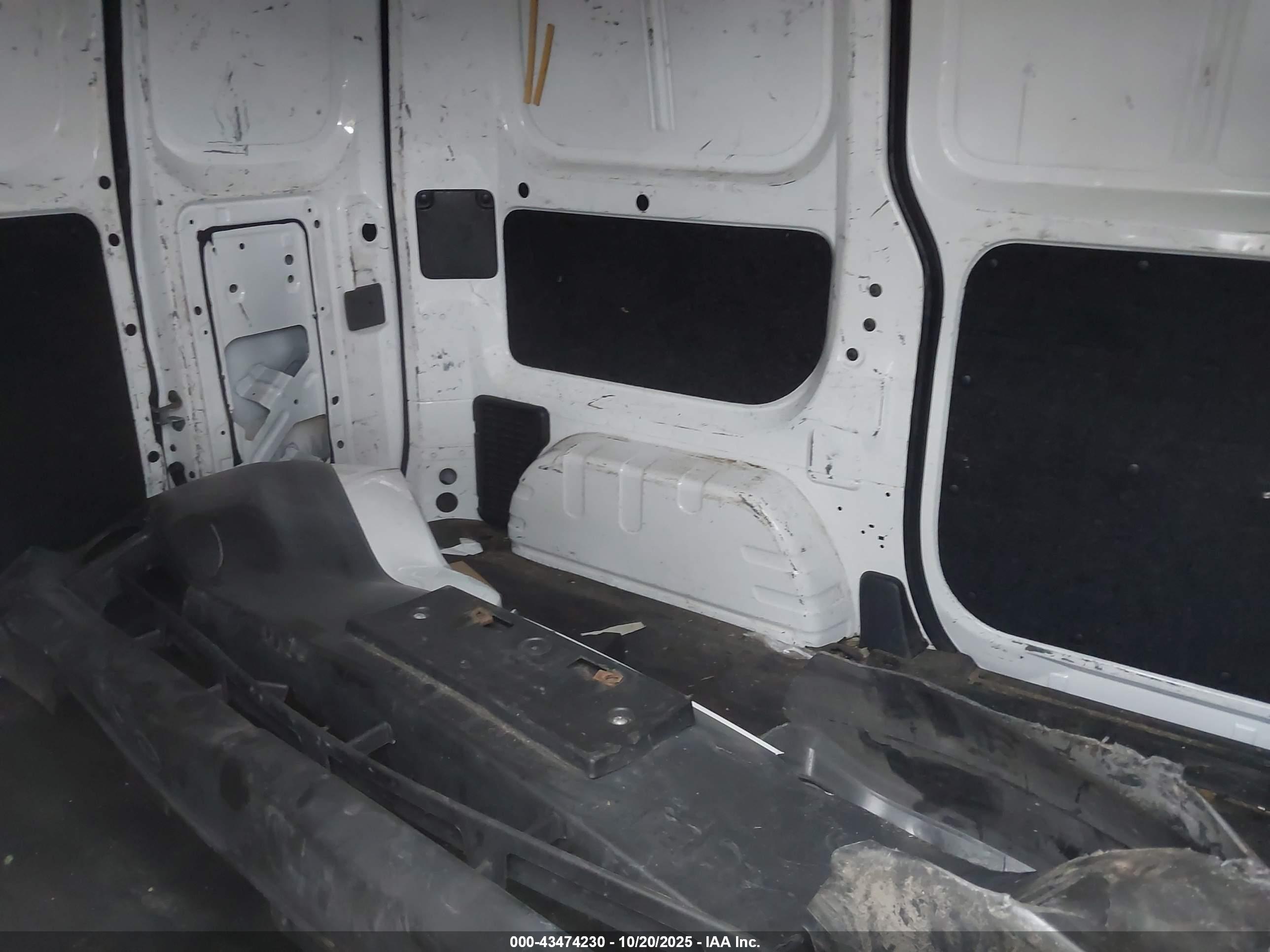 NISSAN NV200 image 8