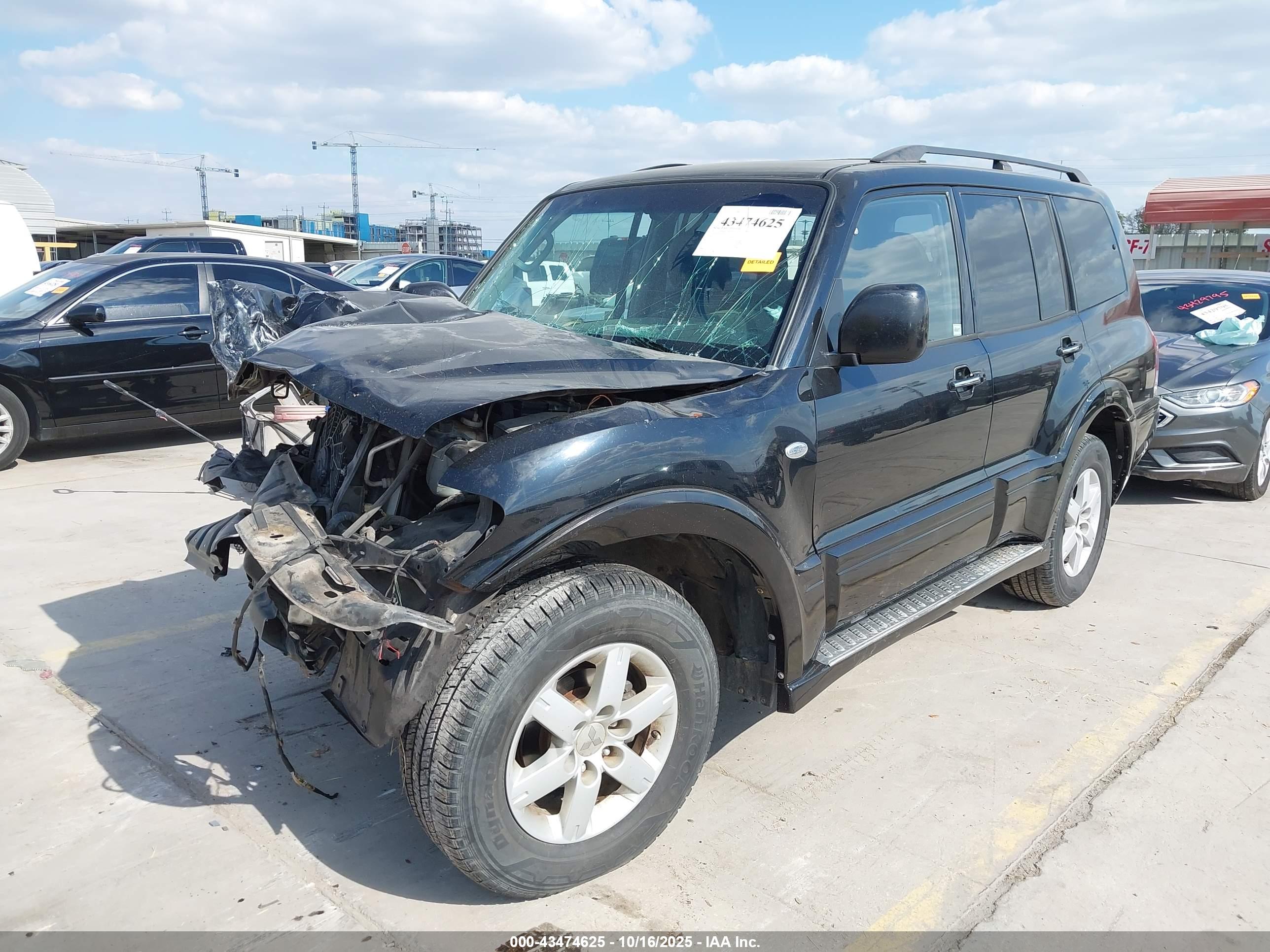 MITSUBISHI MONTERO image 2