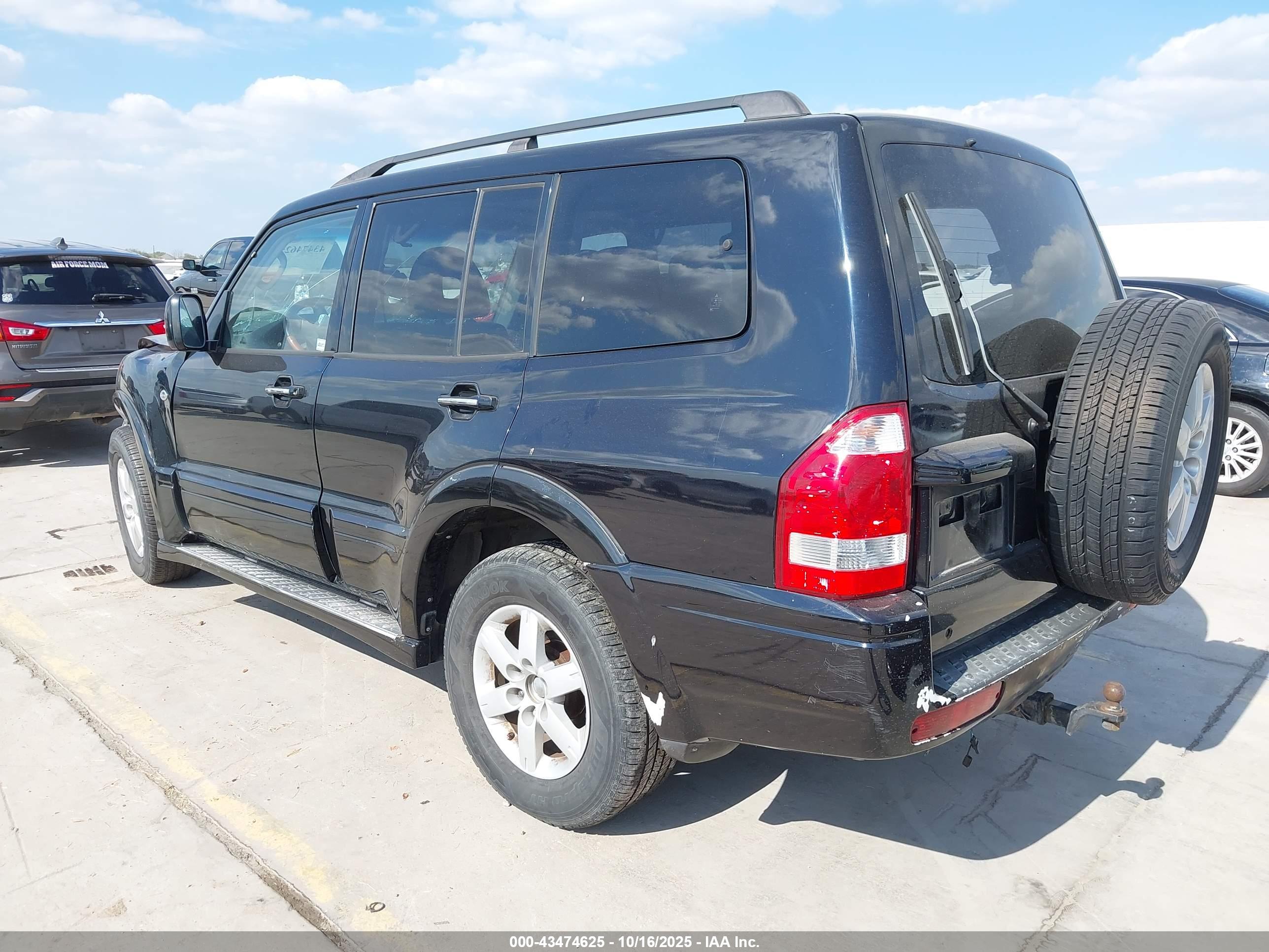 MITSUBISHI MONTERO image 3