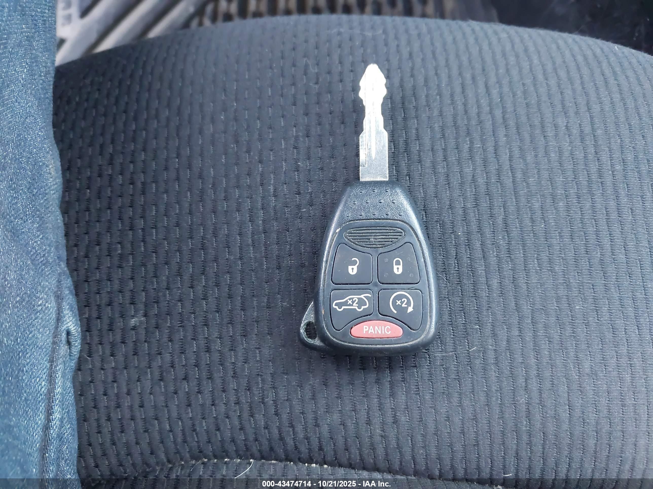 CHRYSLER 200 image 11