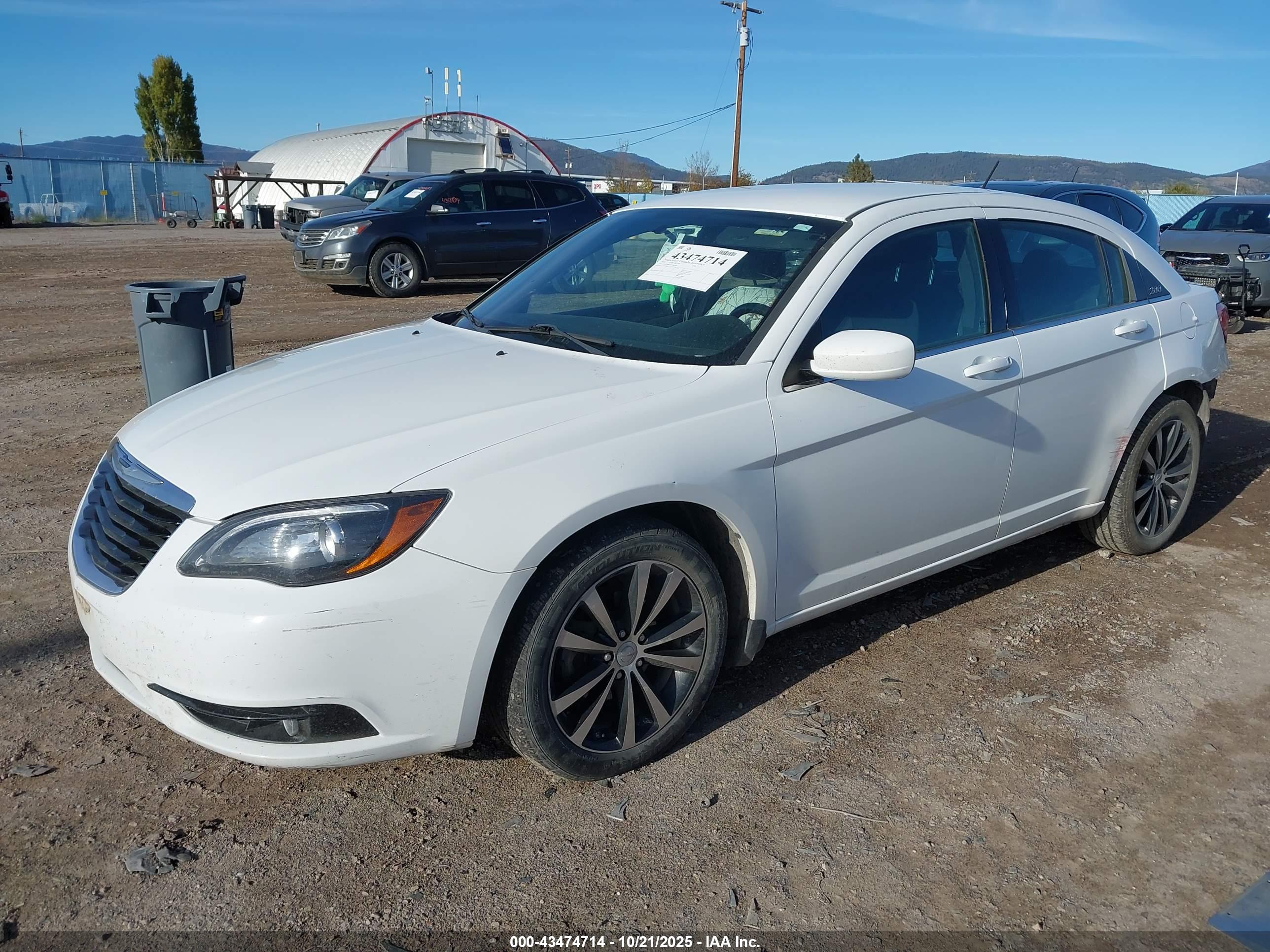 CHRYSLER 200 image 2
