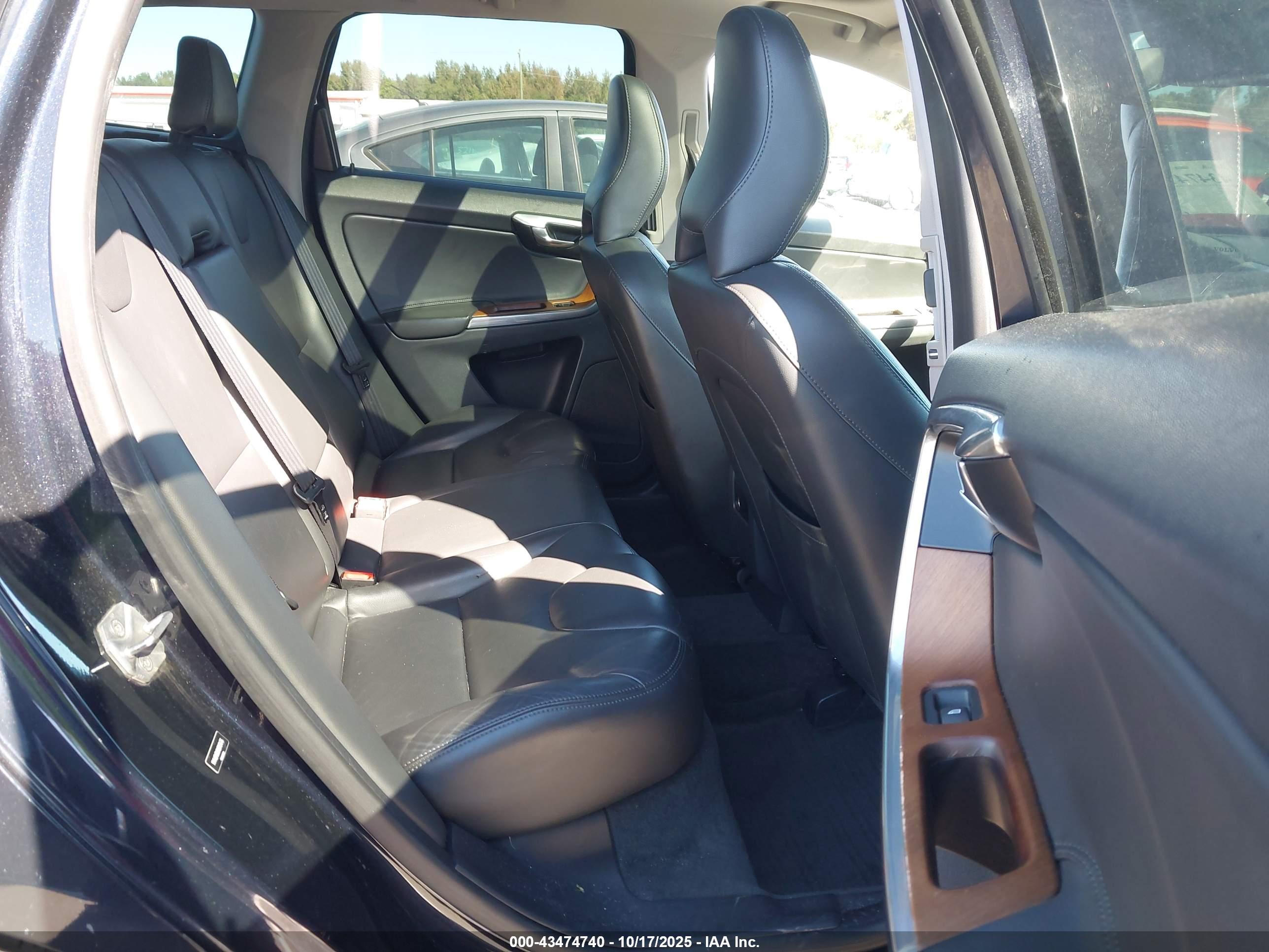 VOLVO XC60 image 8