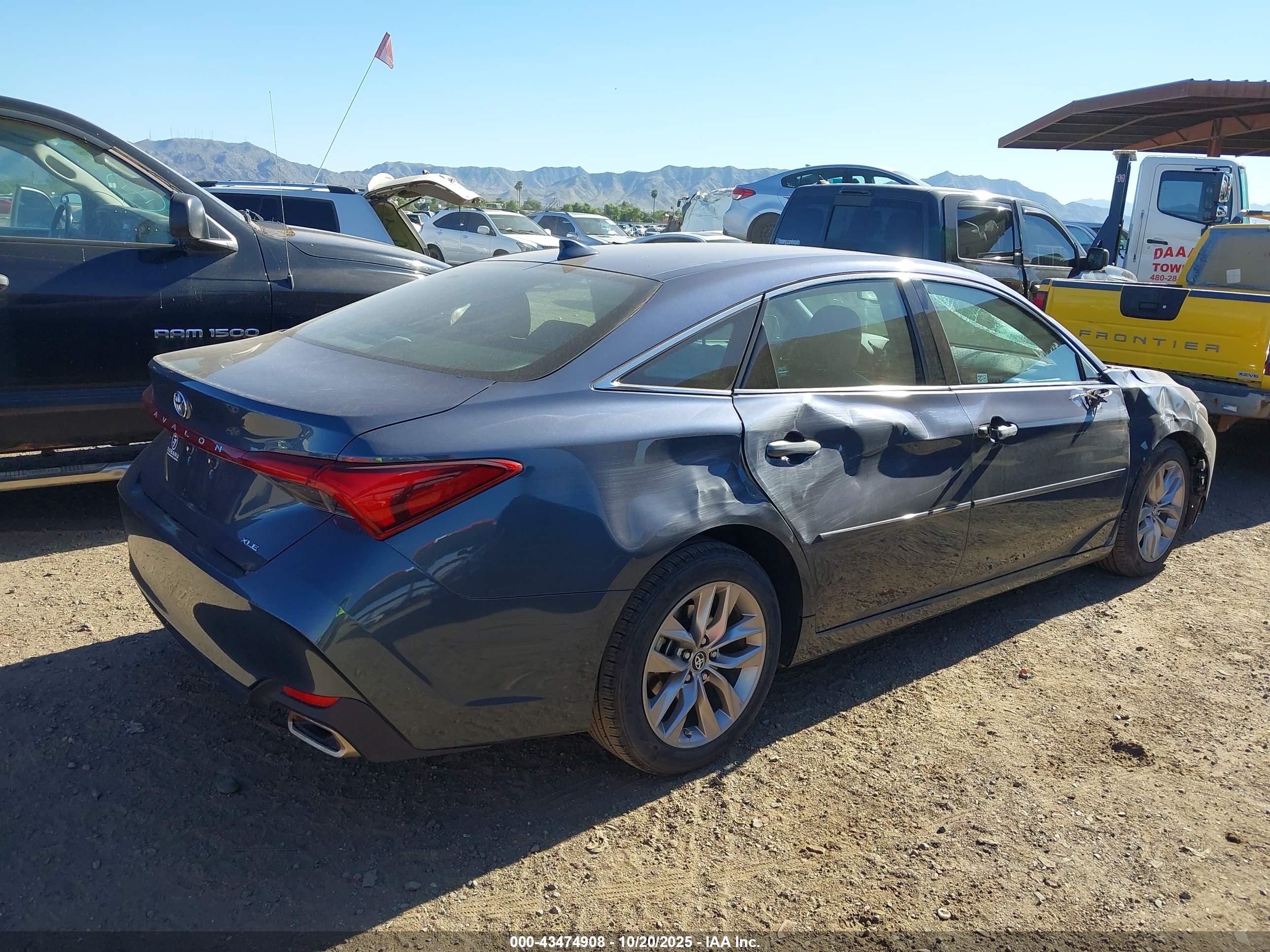 TOYOTA AVALON image 4