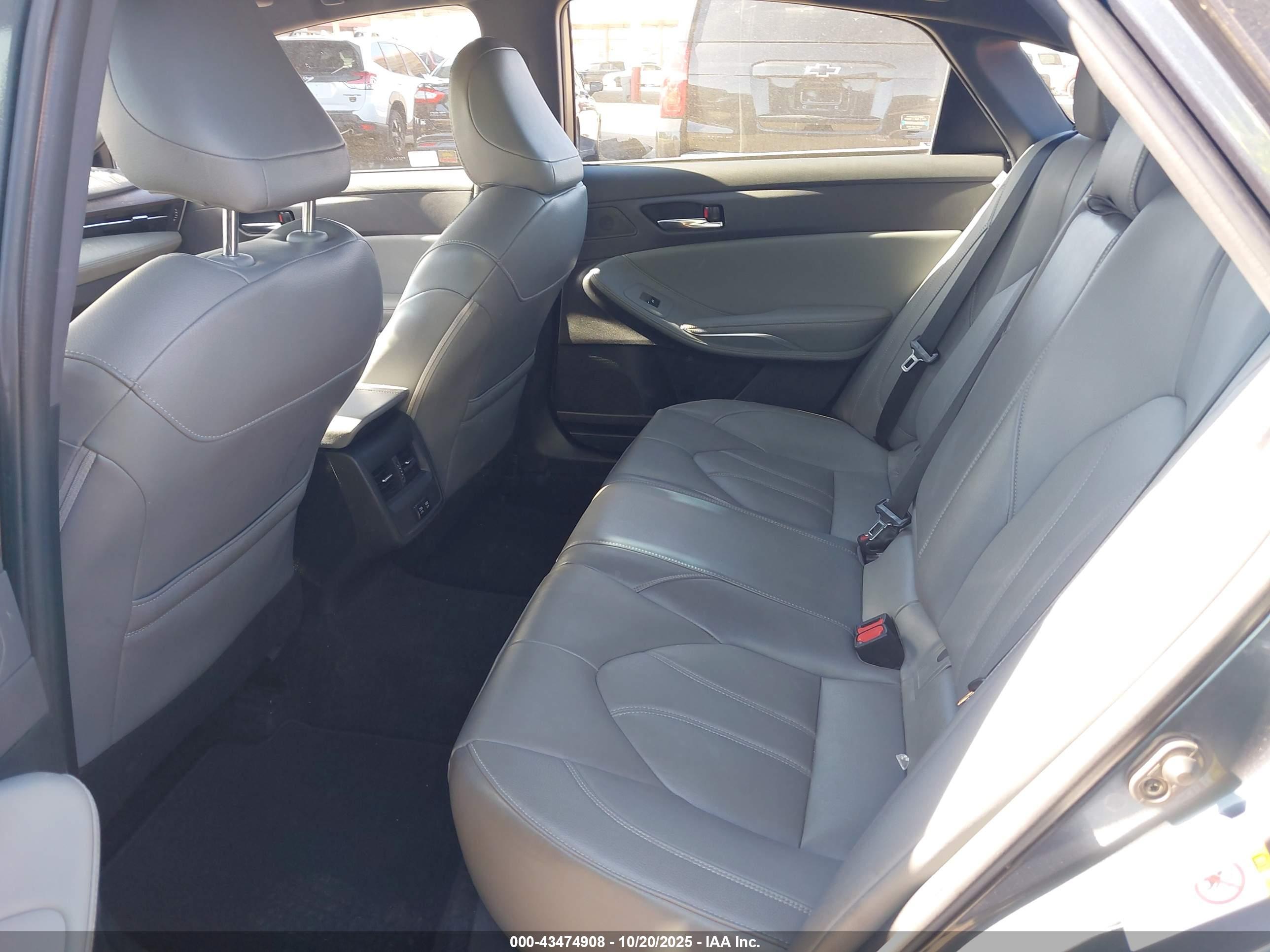 TOYOTA AVALON image 8