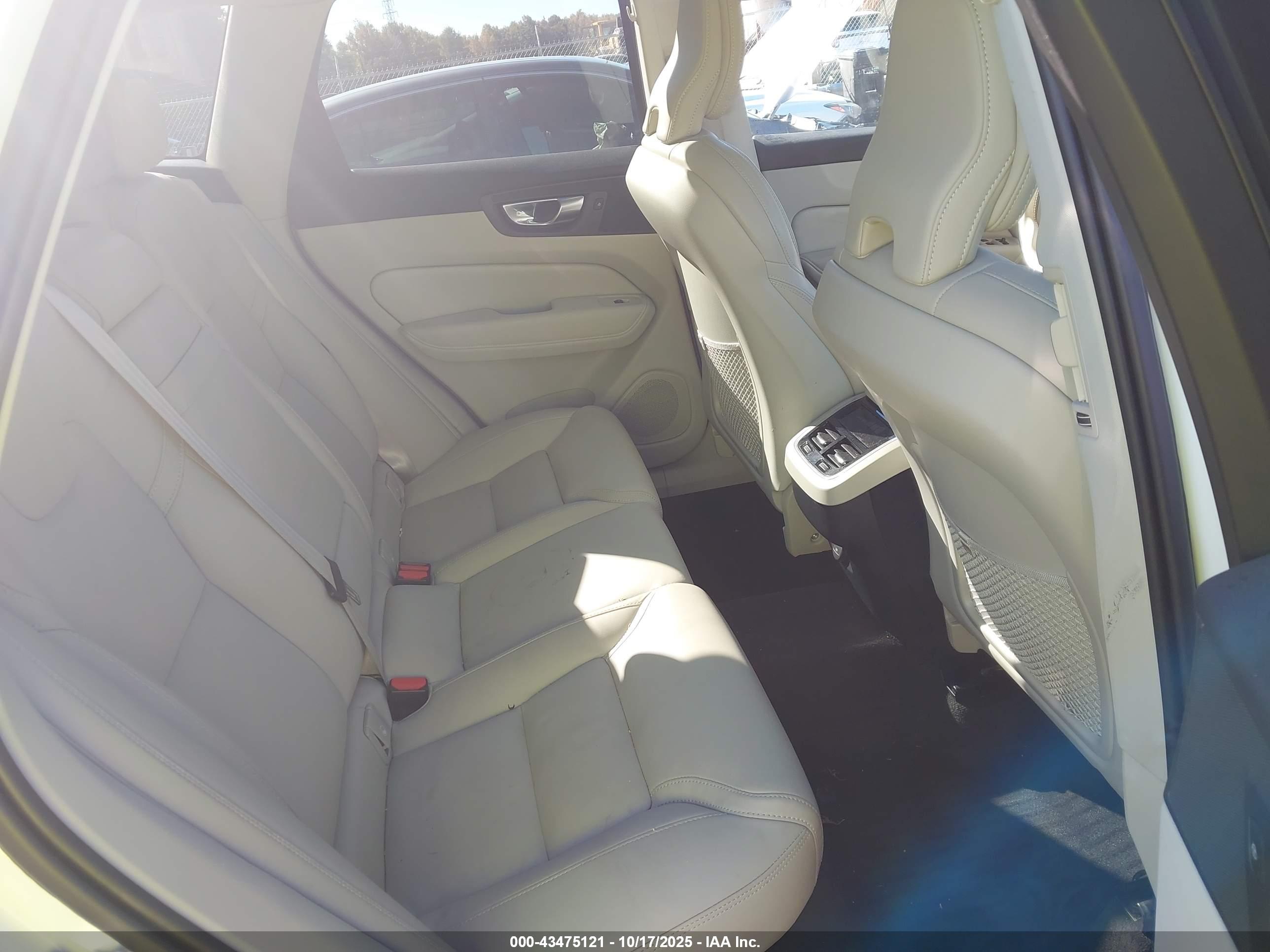 VOLVO XC60 image 8