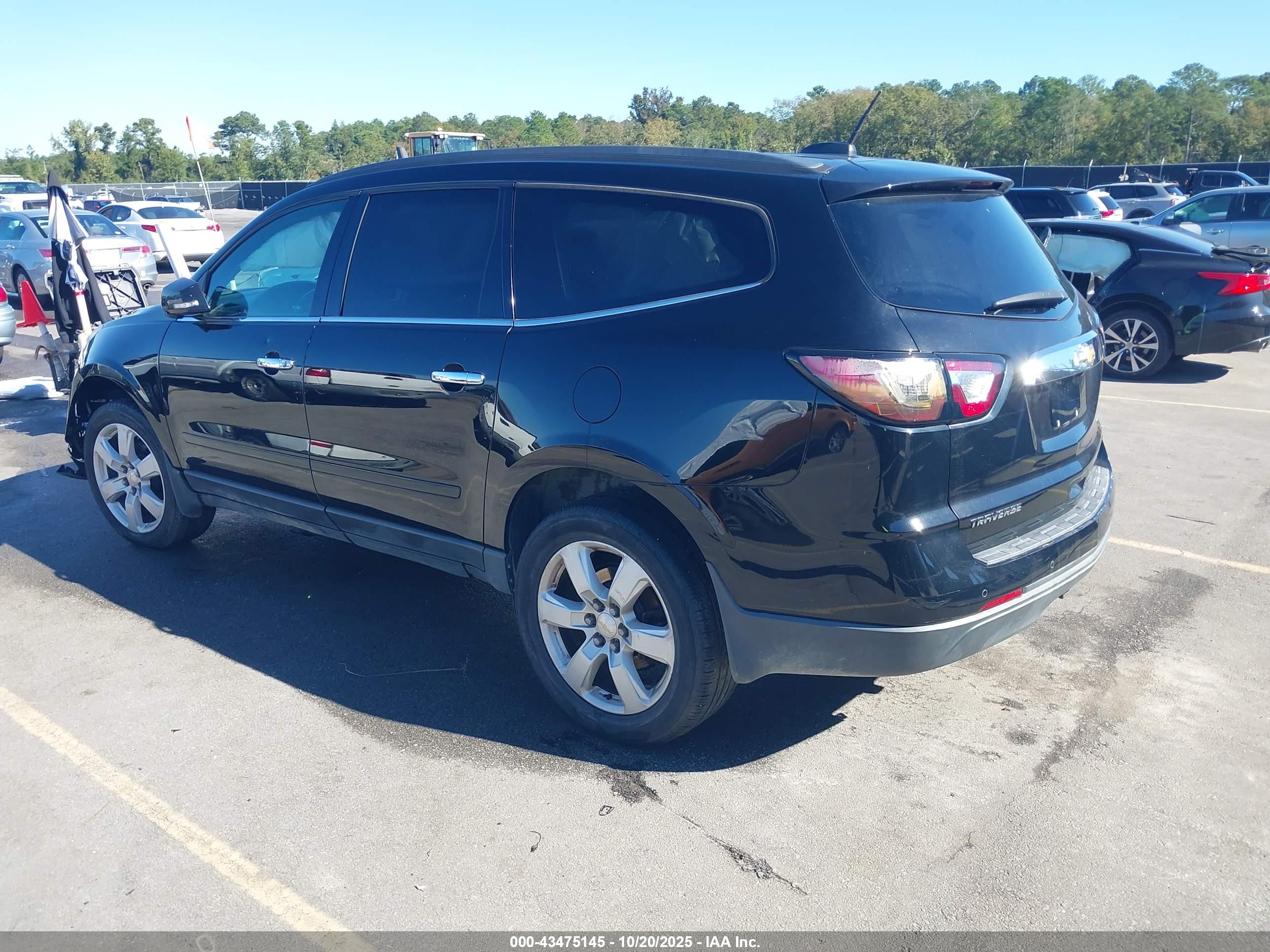 CHEVROLET TRAVERSE image 3
