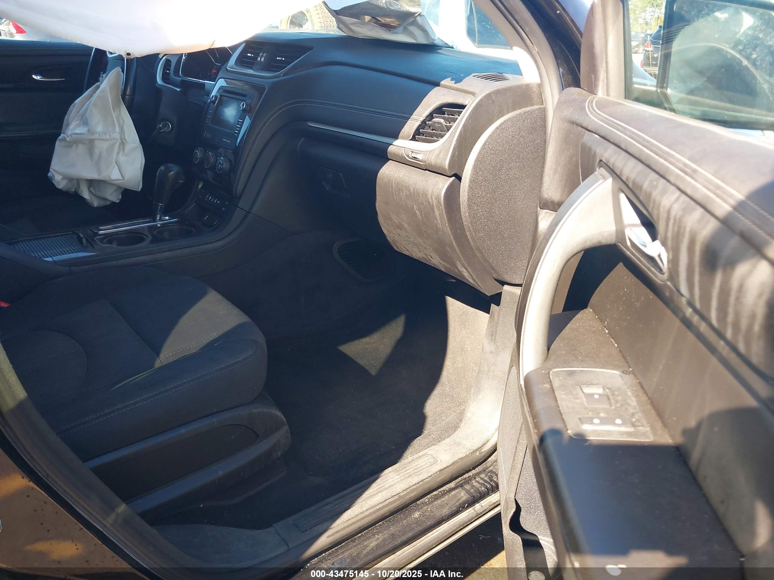 CHEVROLET TRAVERSE image 5