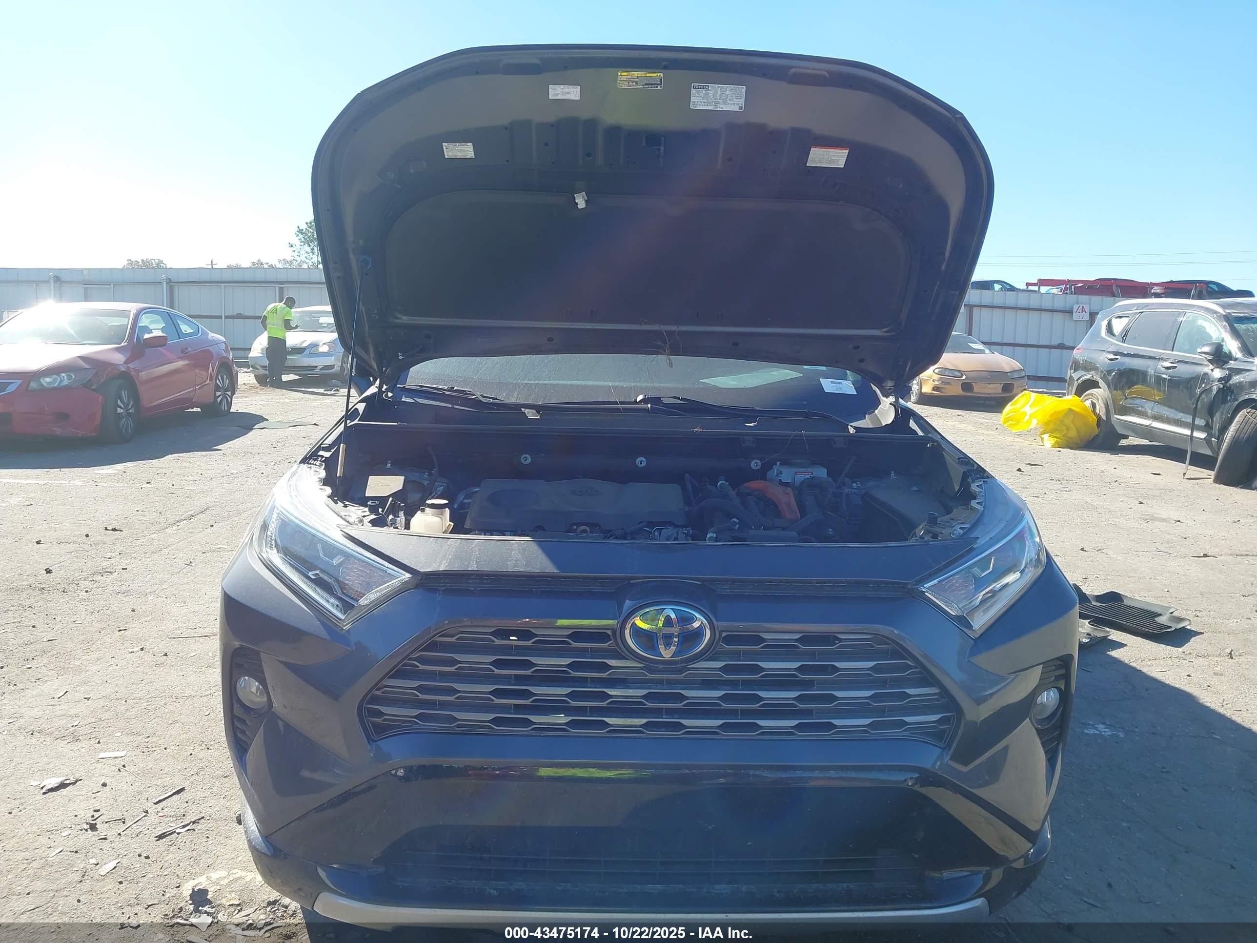 TOYOTA RAV4 image 10