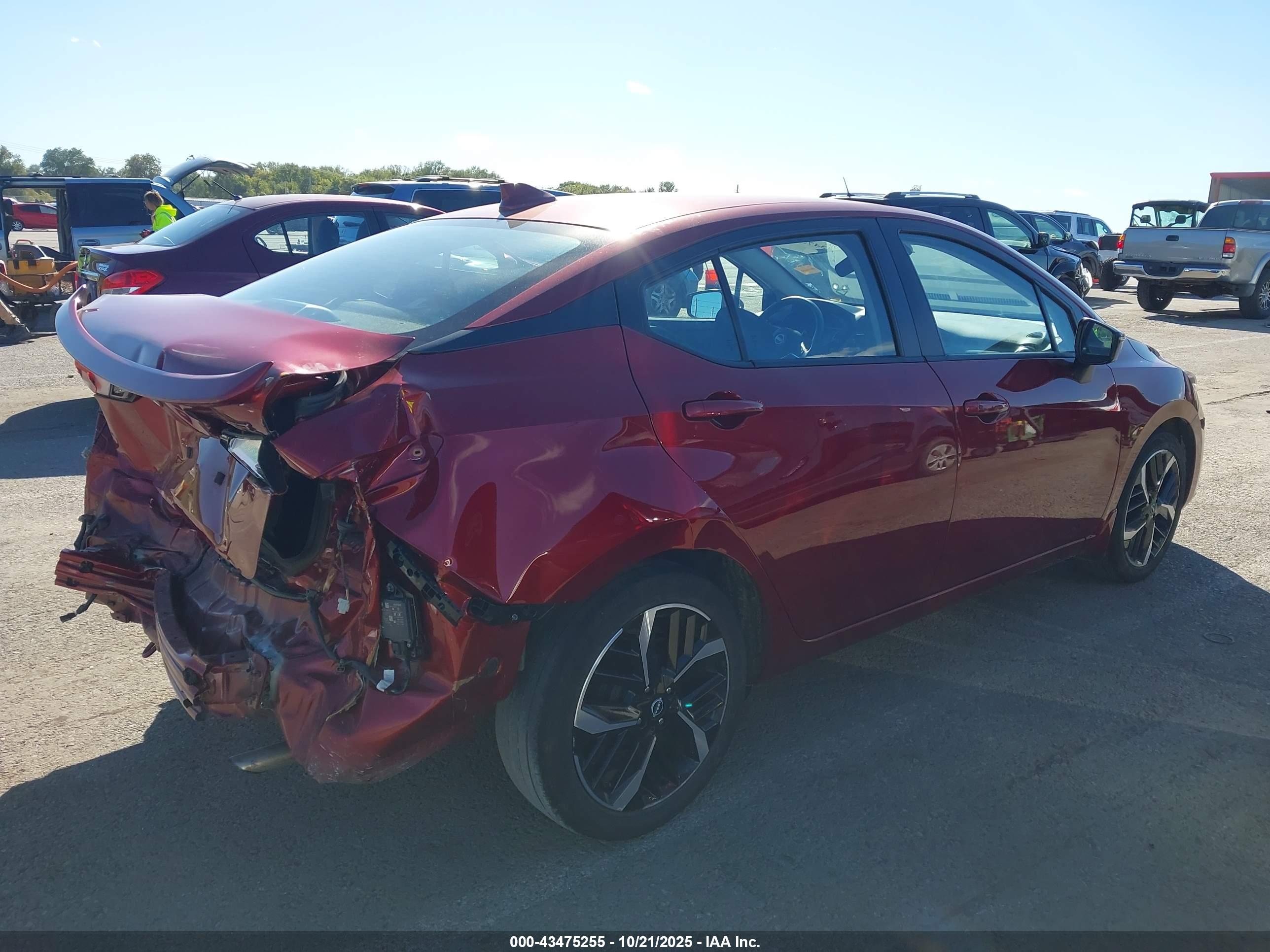 NISSAN VERSA image 4