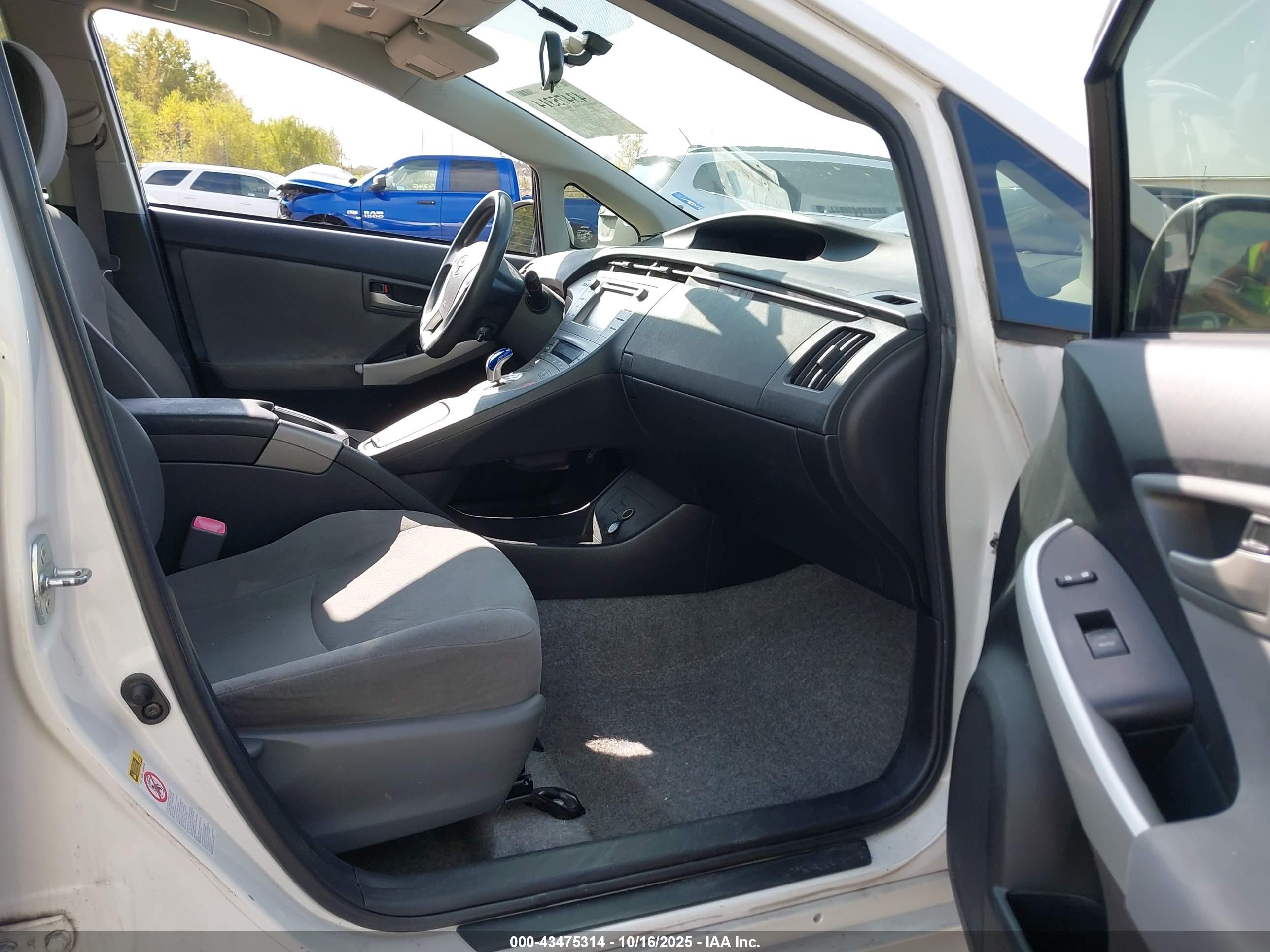 TOYOTA PRIUS image 5