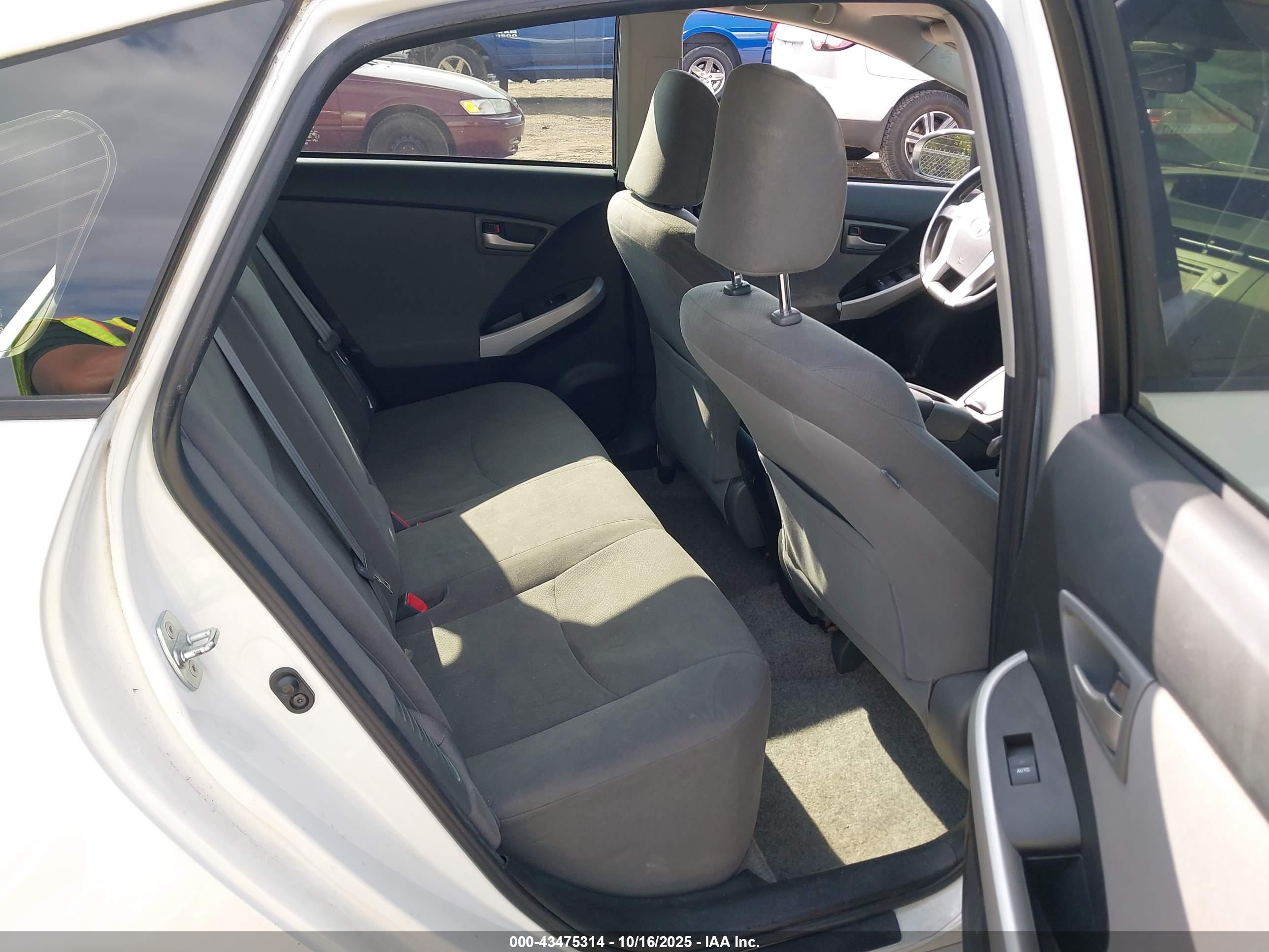 TOYOTA PRIUS image 8