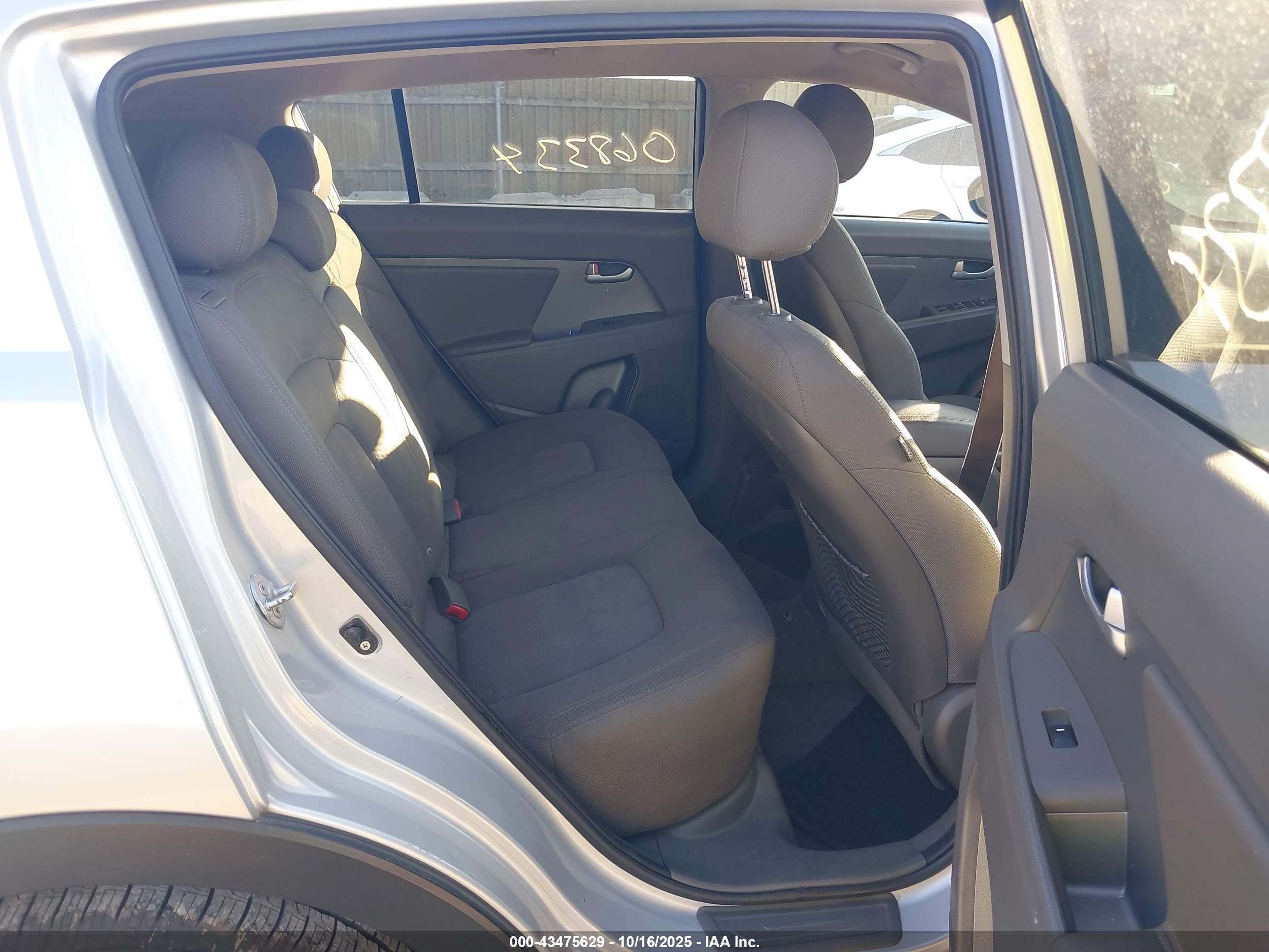 KIA SPORTAGE image 8
