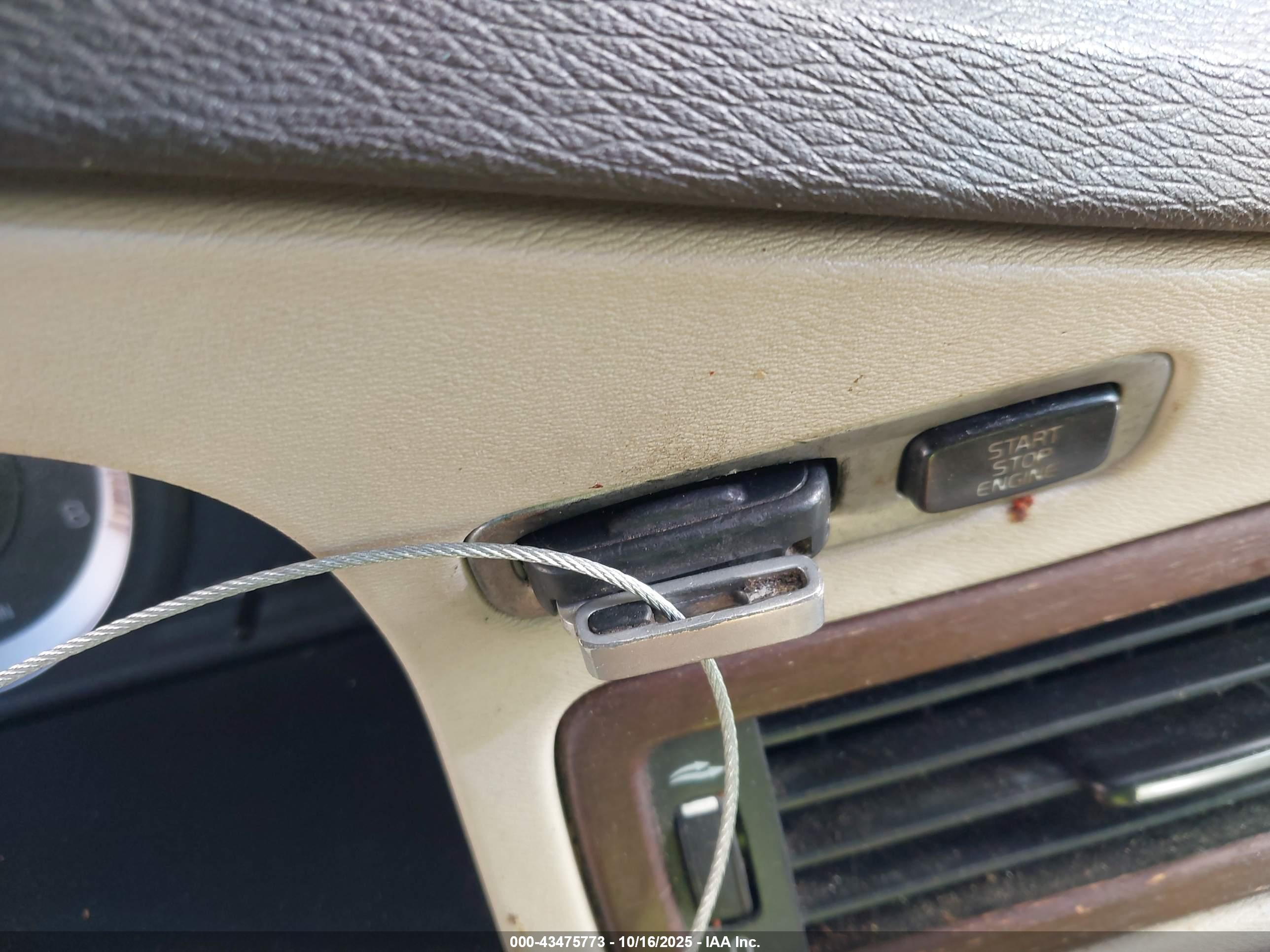VOLVO XC70 image 11