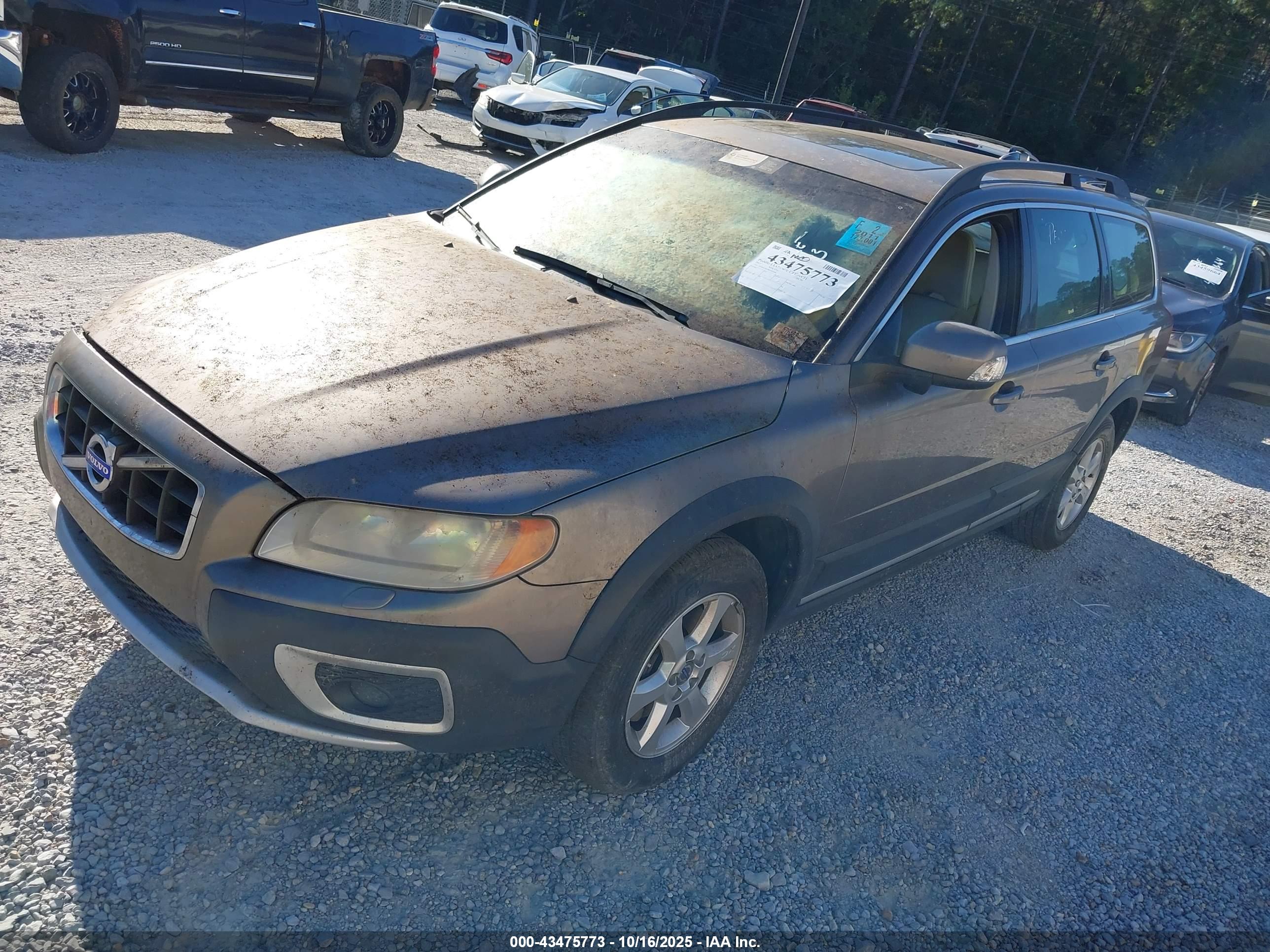 VOLVO XC70 image 2