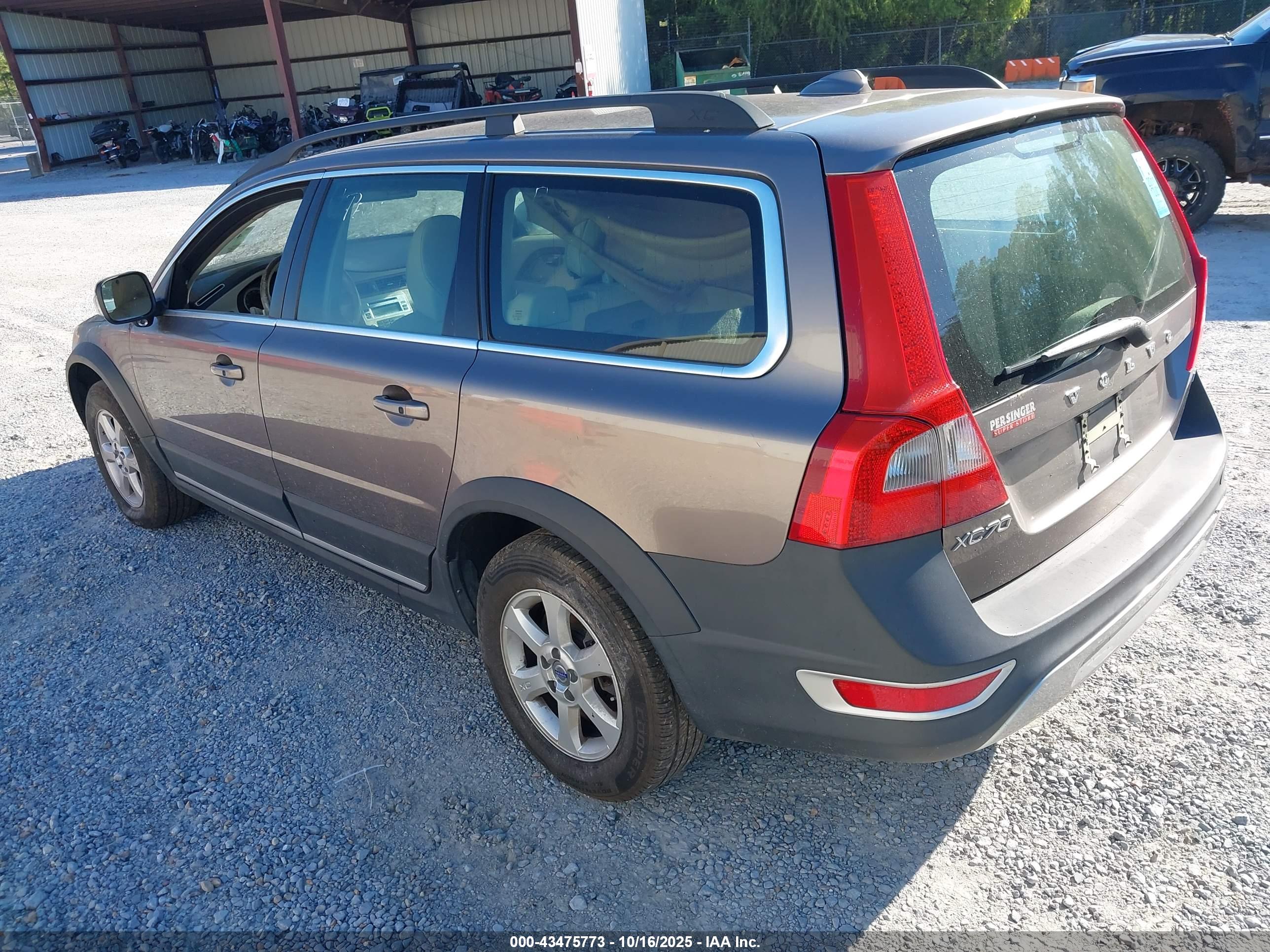 VOLVO XC70 image 3