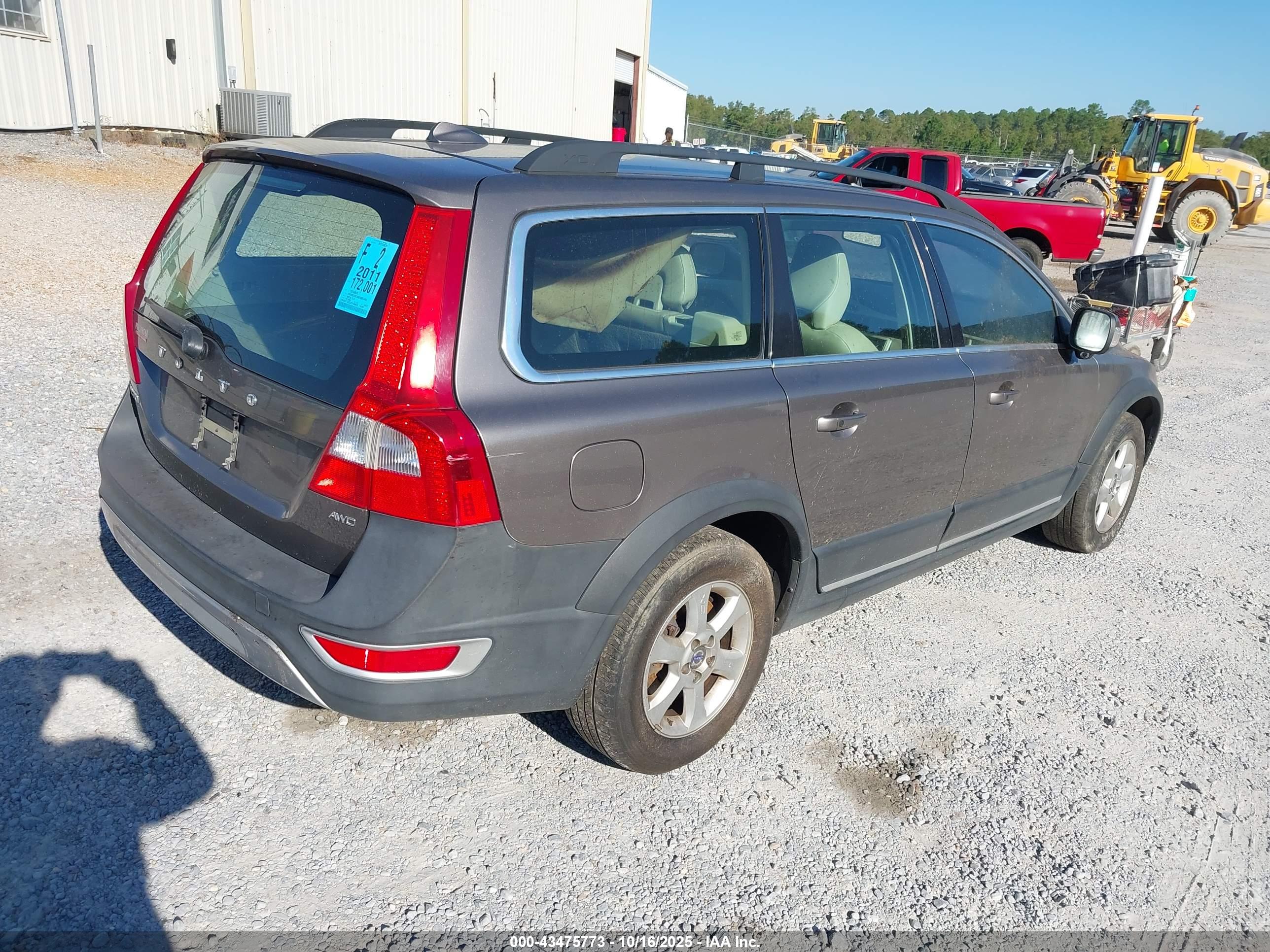 VOLVO XC70 image 4