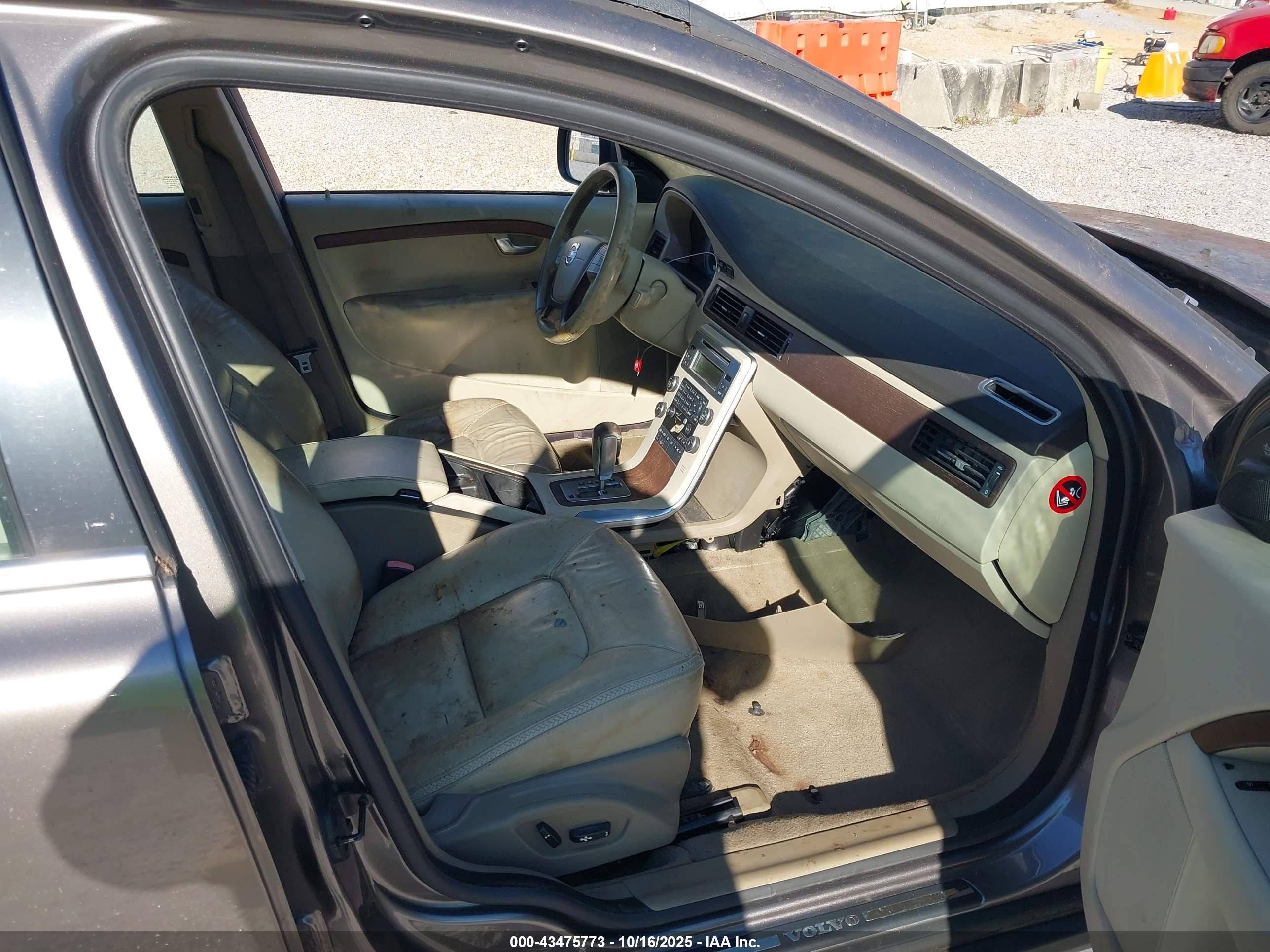 VOLVO XC70 image 5