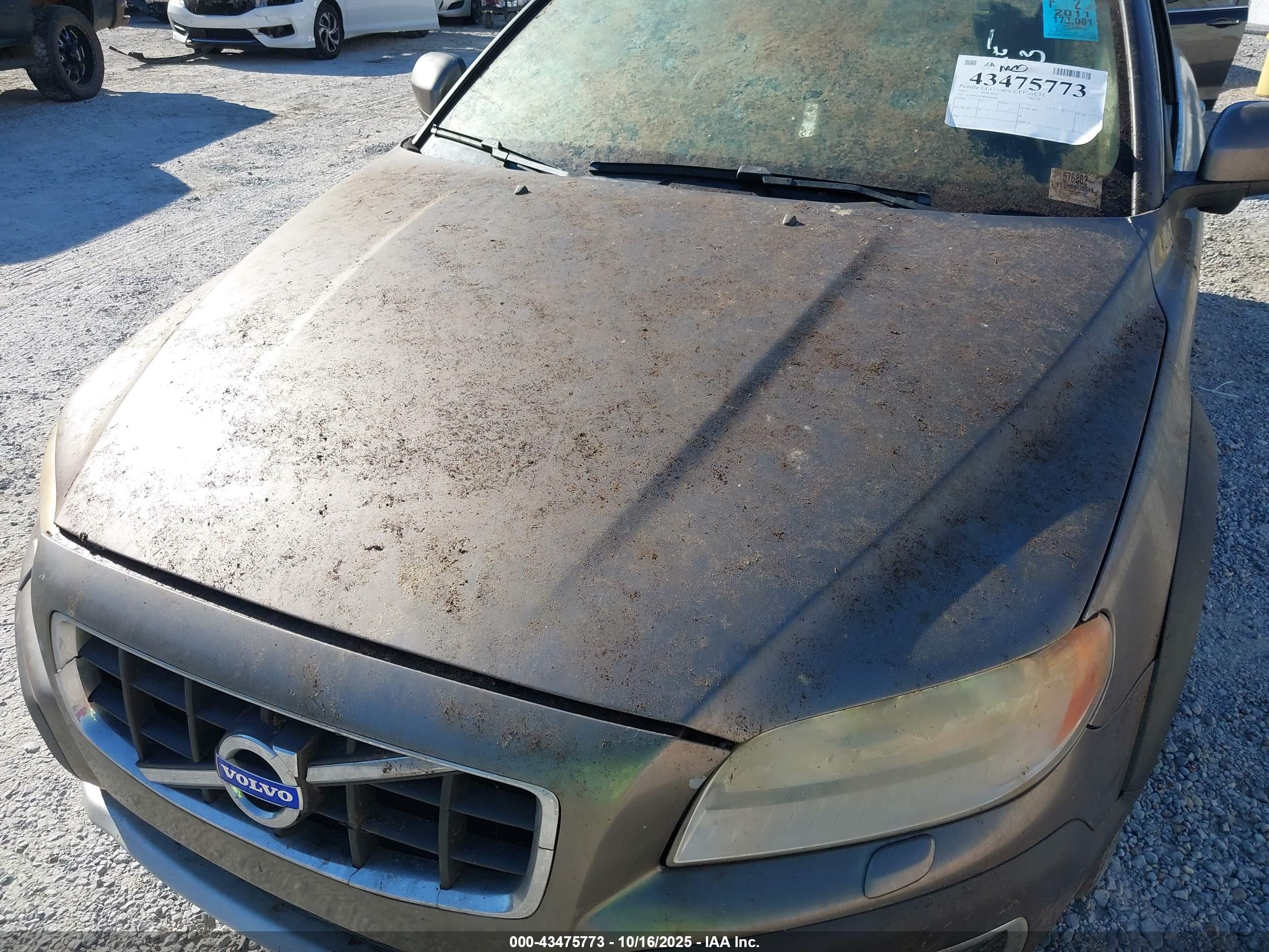 VOLVO XC70 image 6