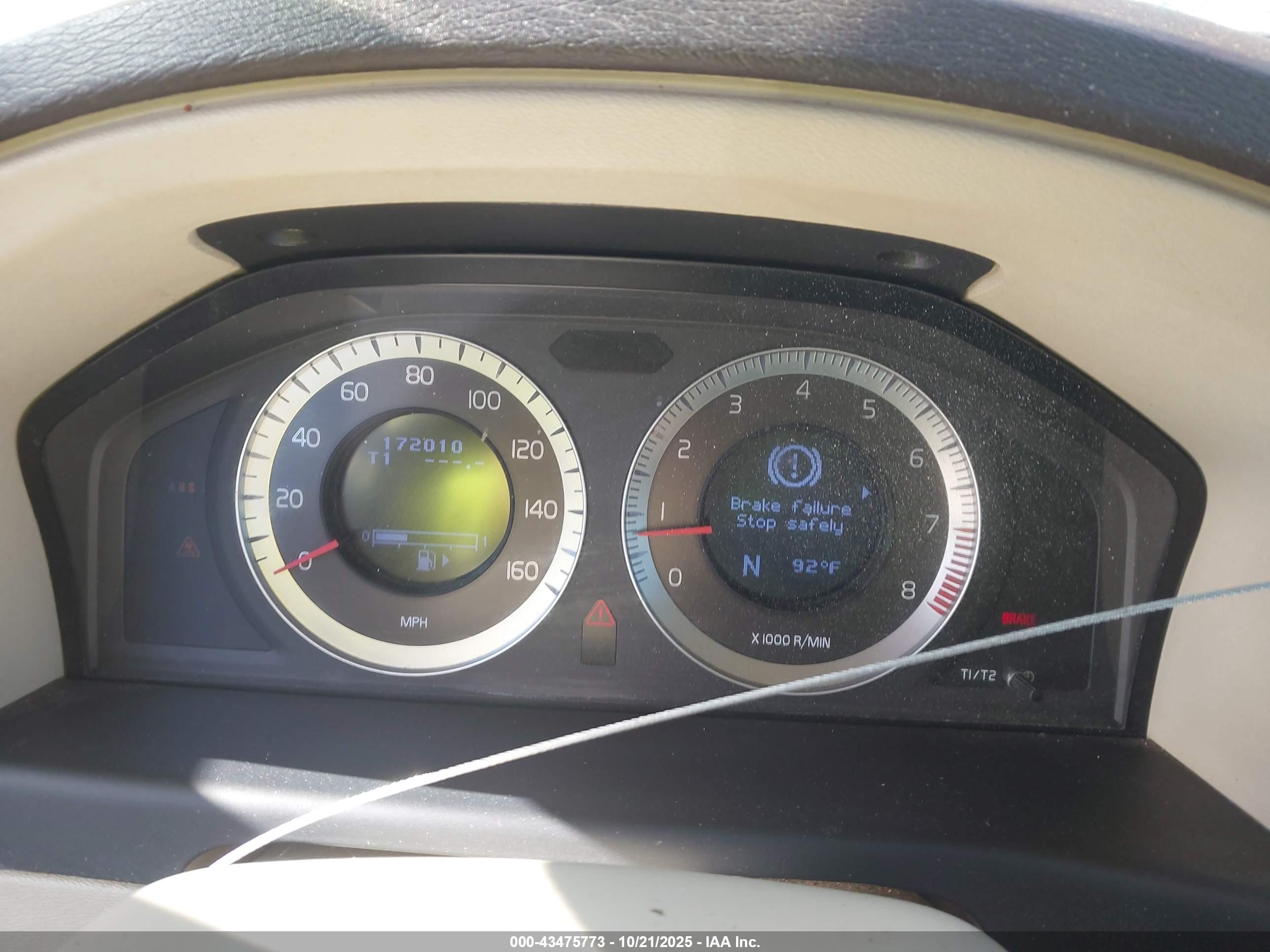 VOLVO XC70 image 7