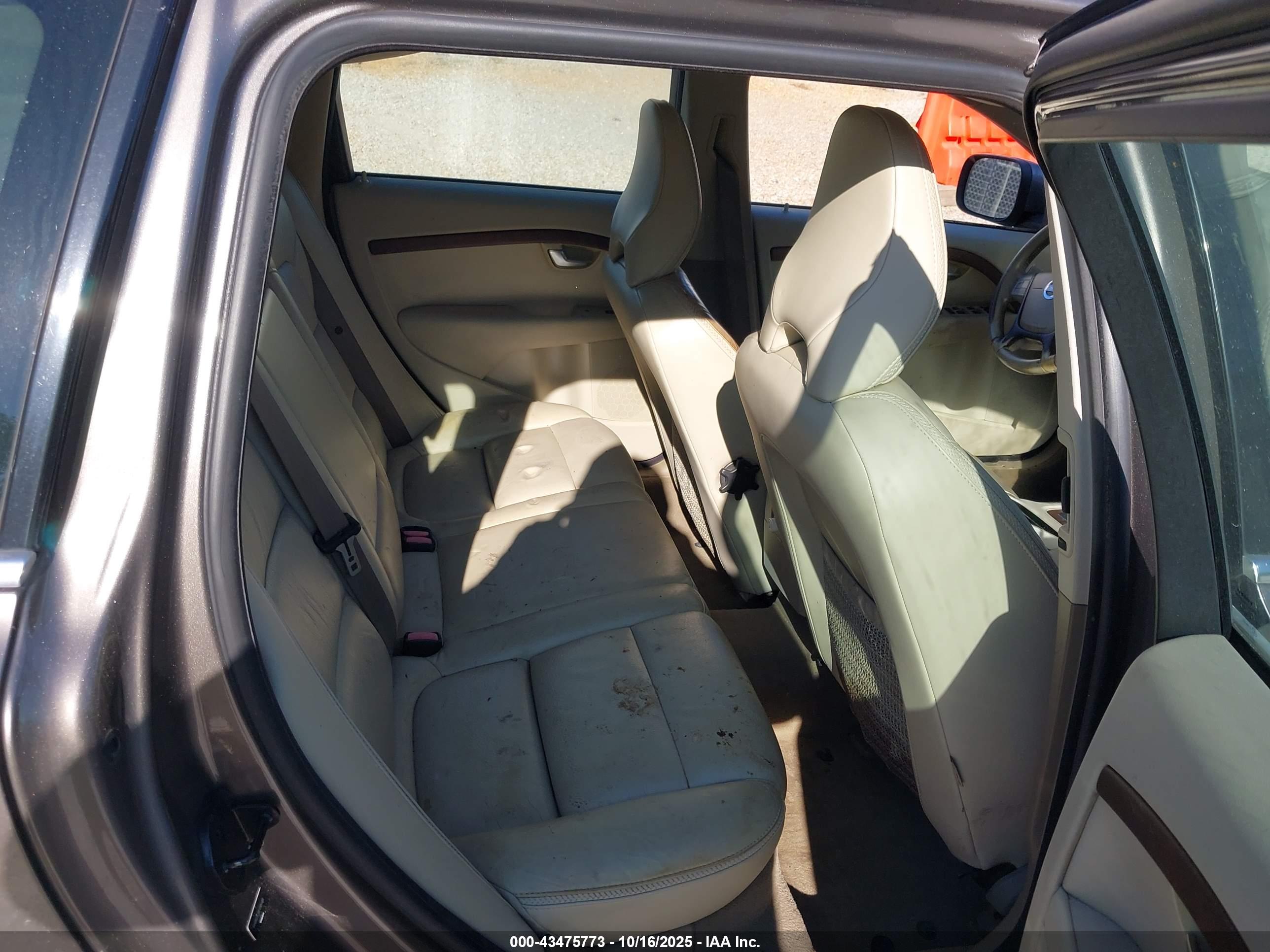 VOLVO XC70 image 8