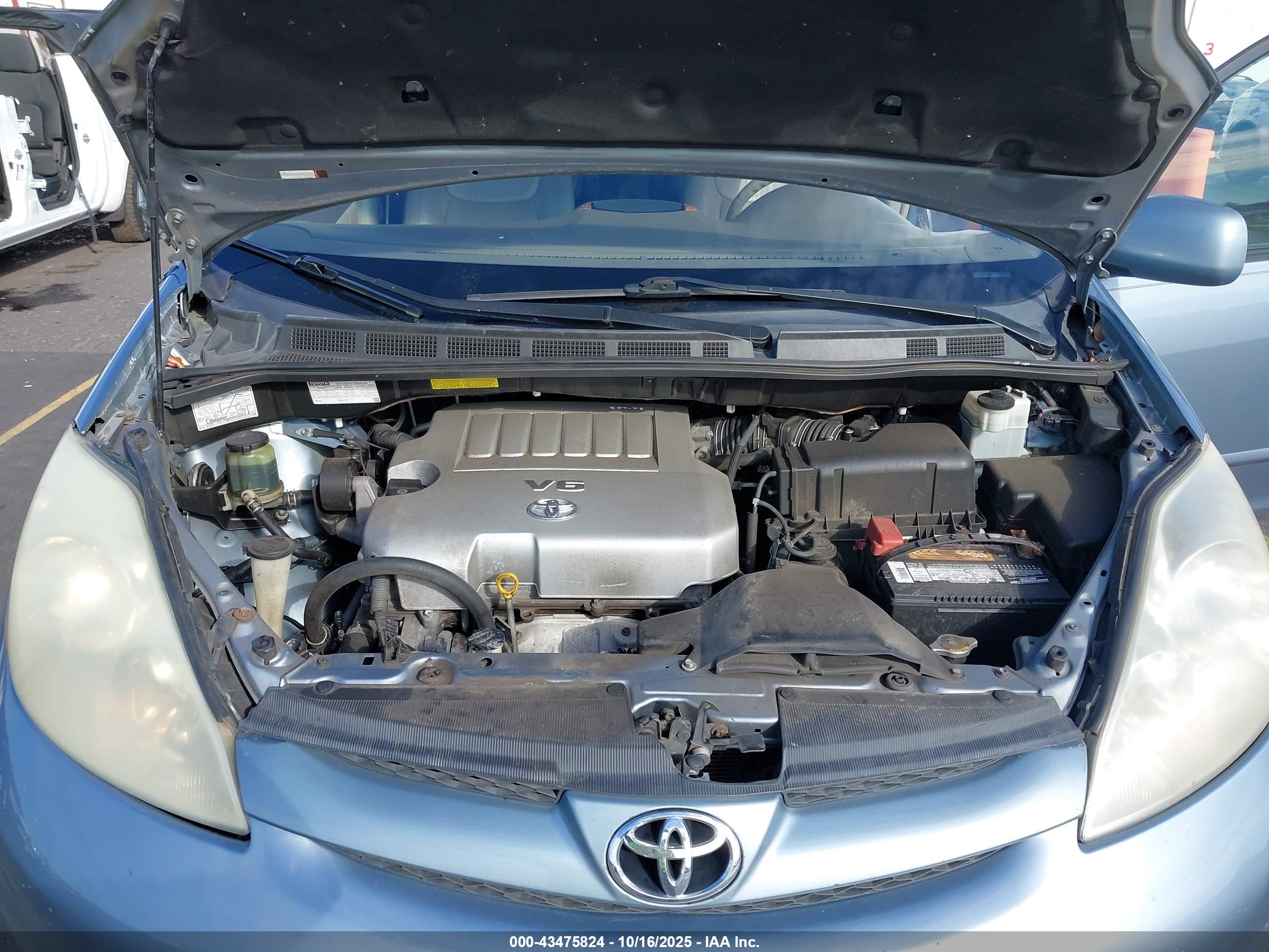 TOYOTA SIENNA image 10