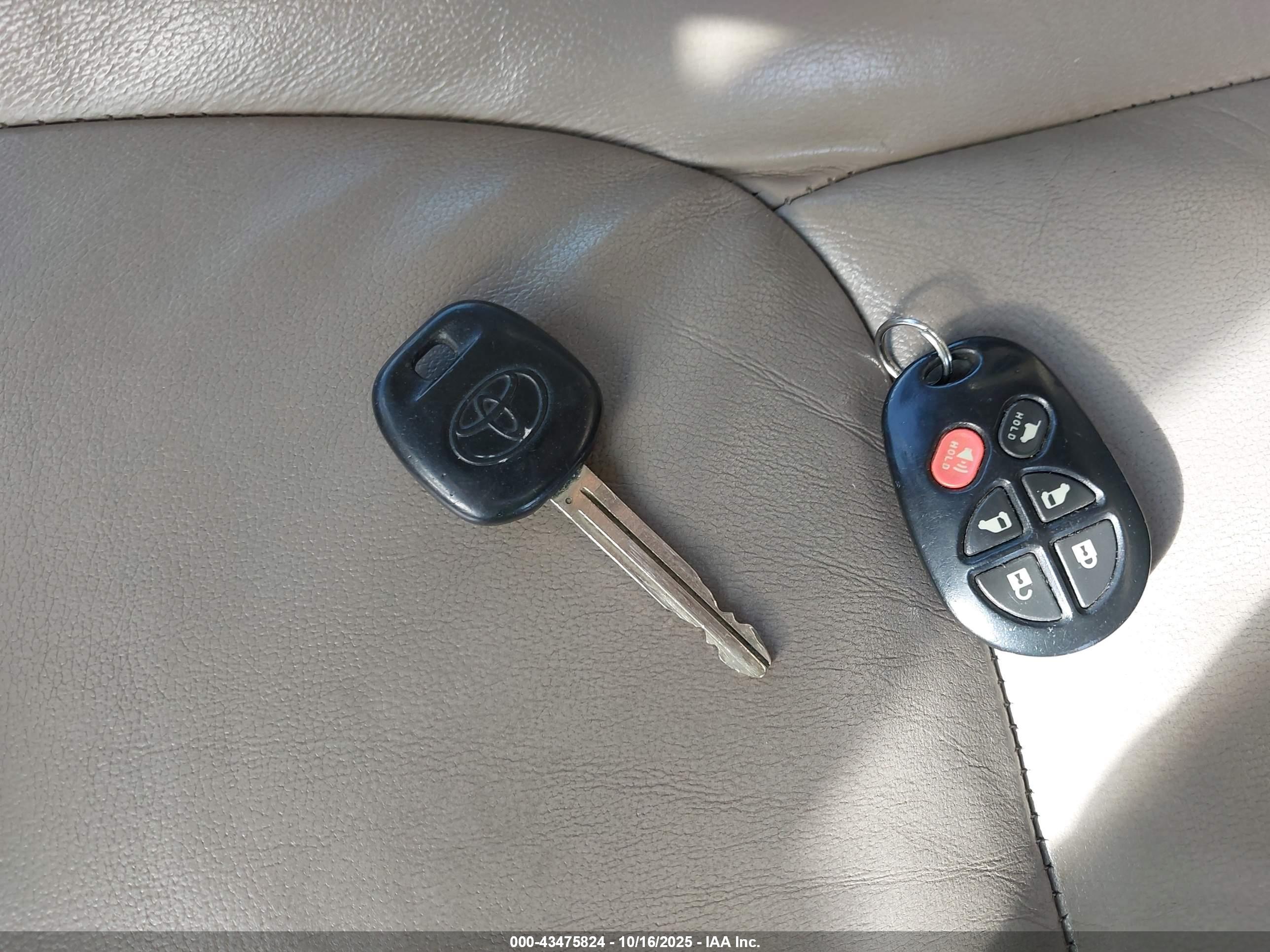 TOYOTA SIENNA image 11