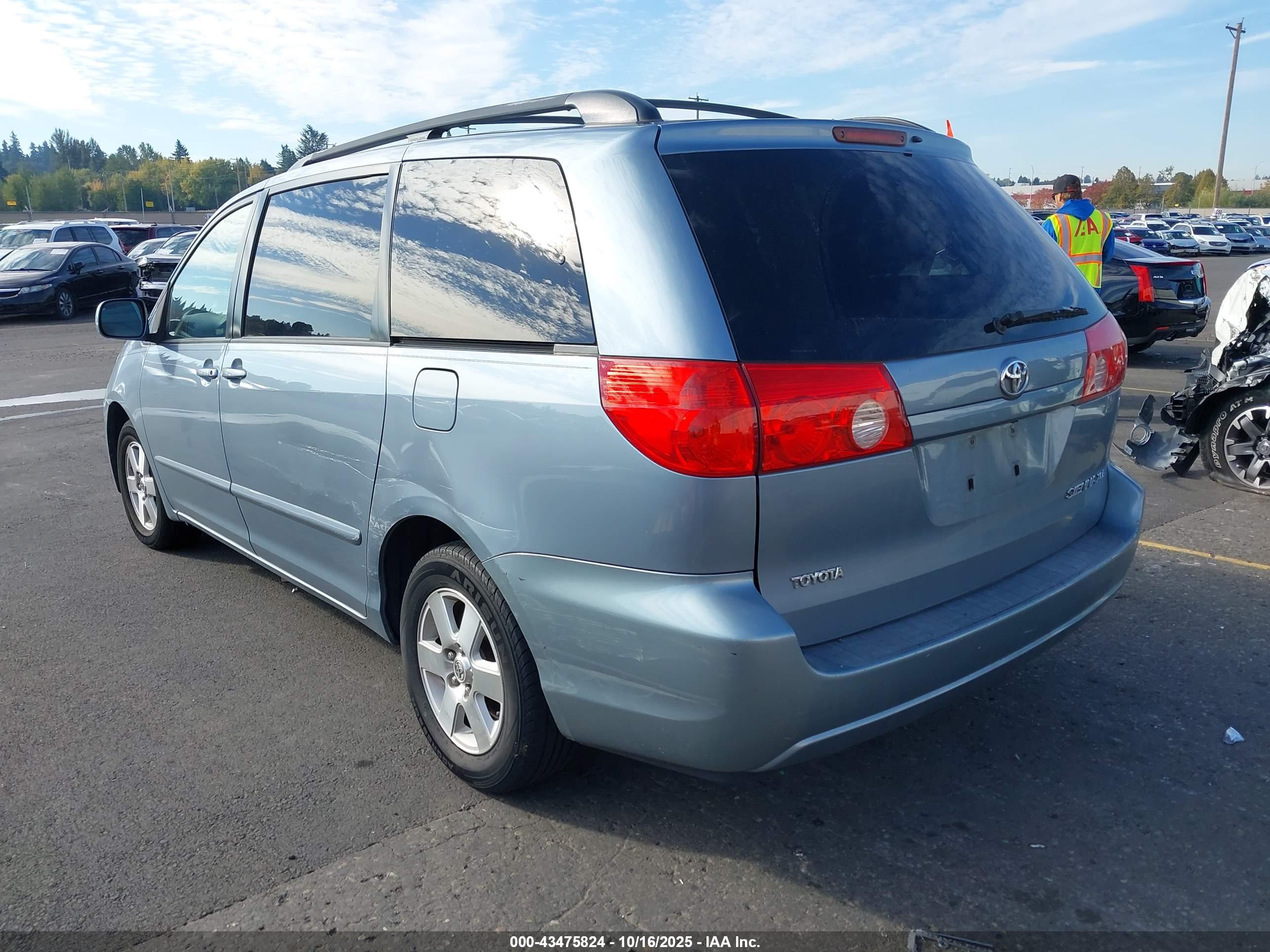 TOYOTA SIENNA image 3