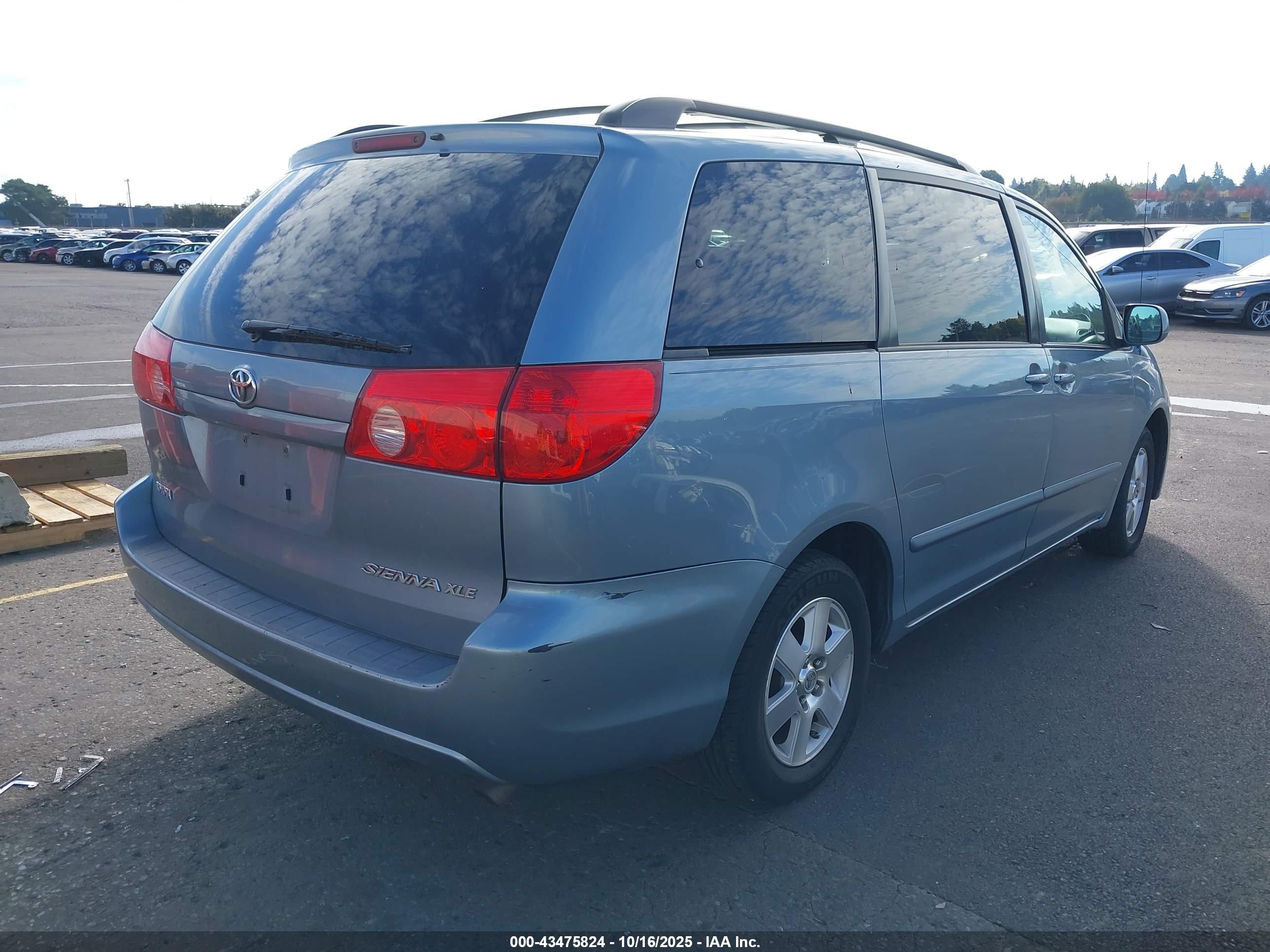 TOYOTA SIENNA image 4