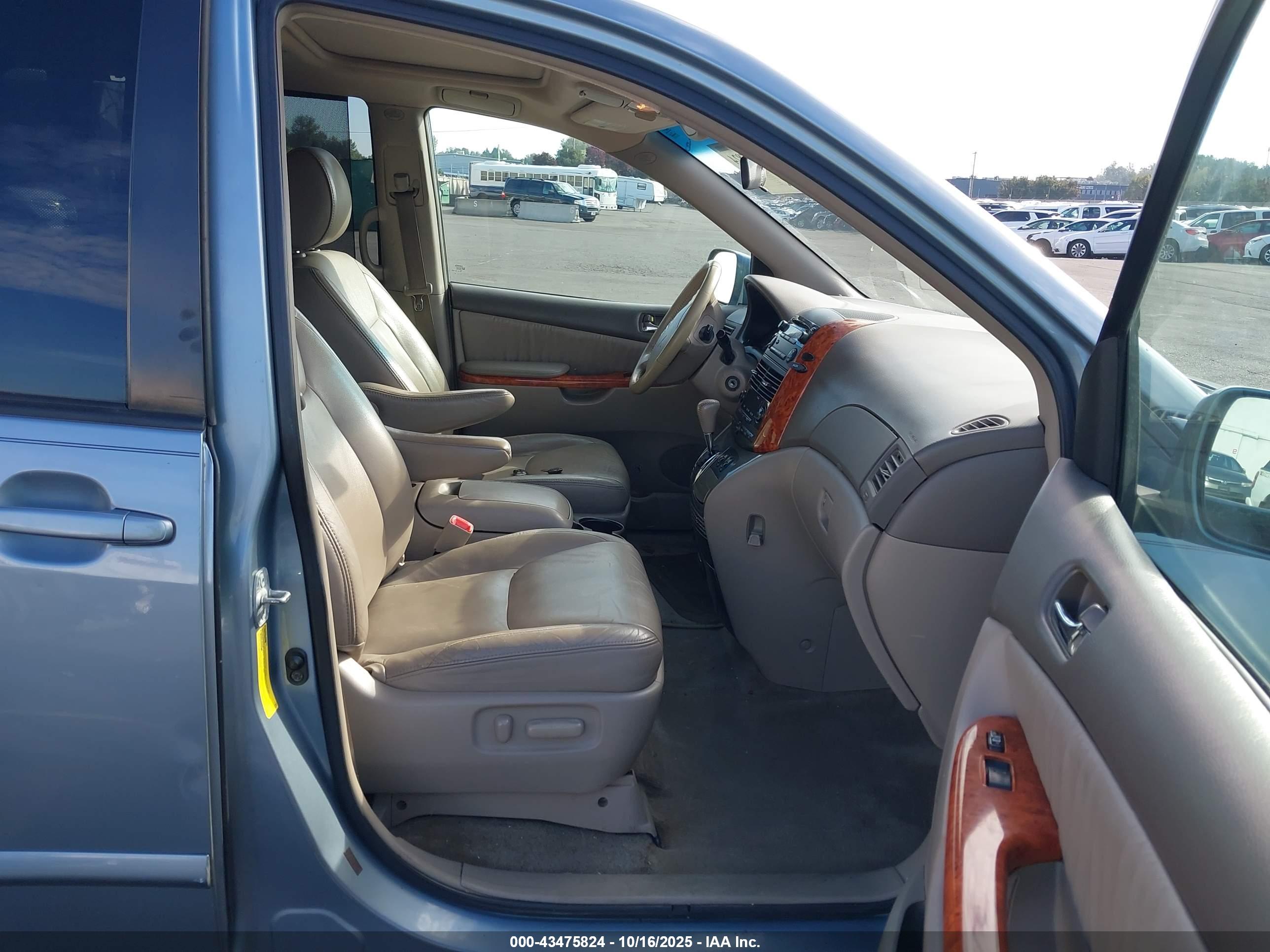 TOYOTA SIENNA image 5