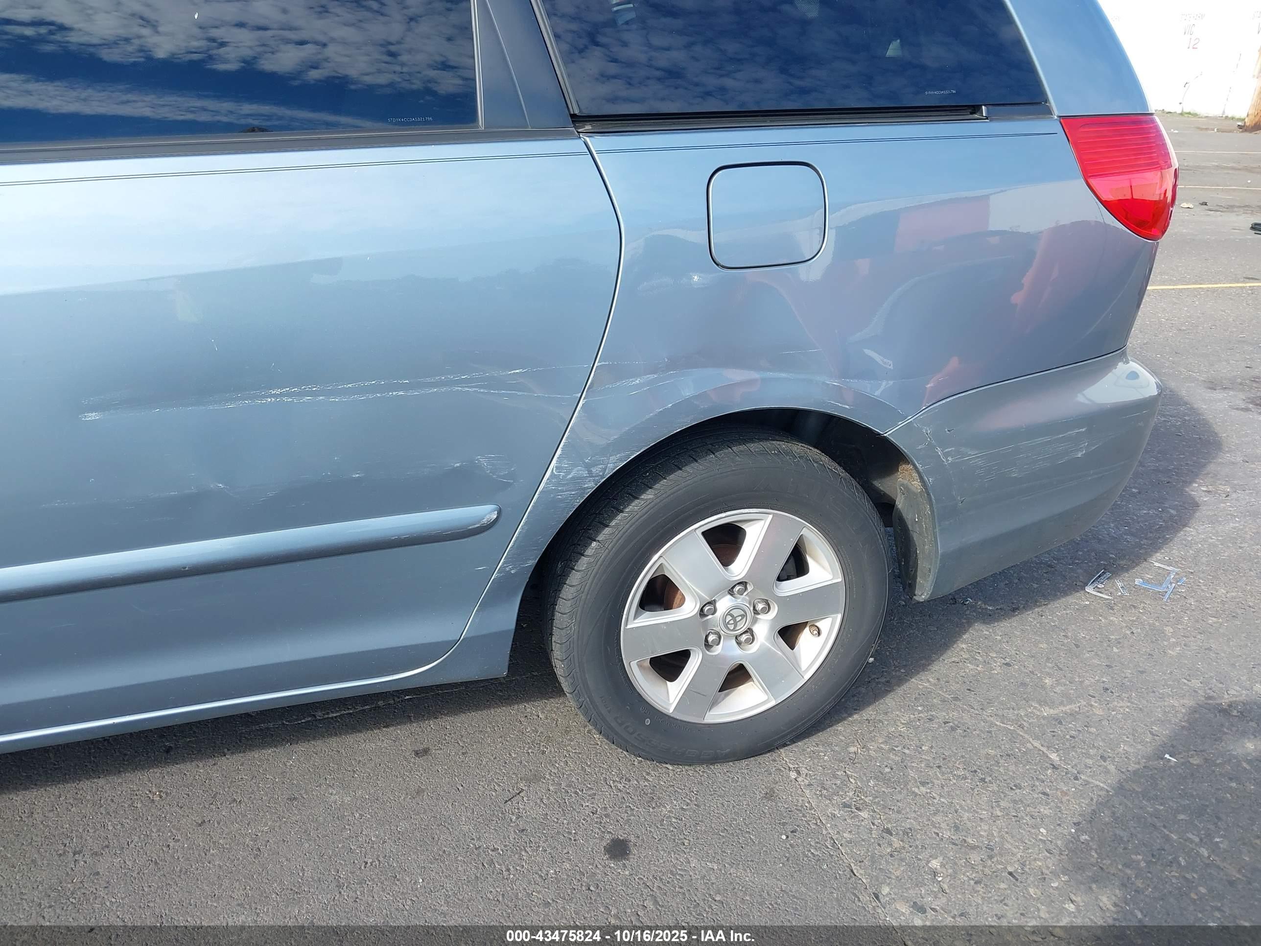 TOYOTA SIENNA image 6