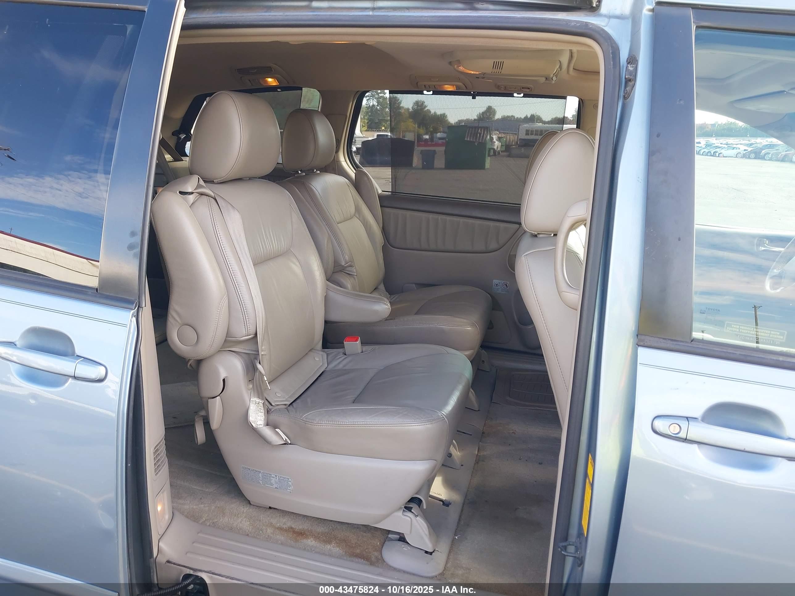 TOYOTA SIENNA image 8