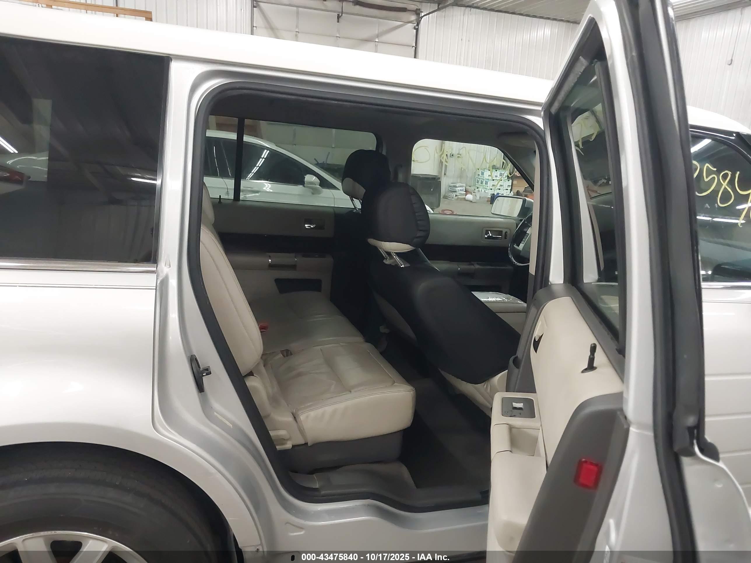 FORD FLEX image 8