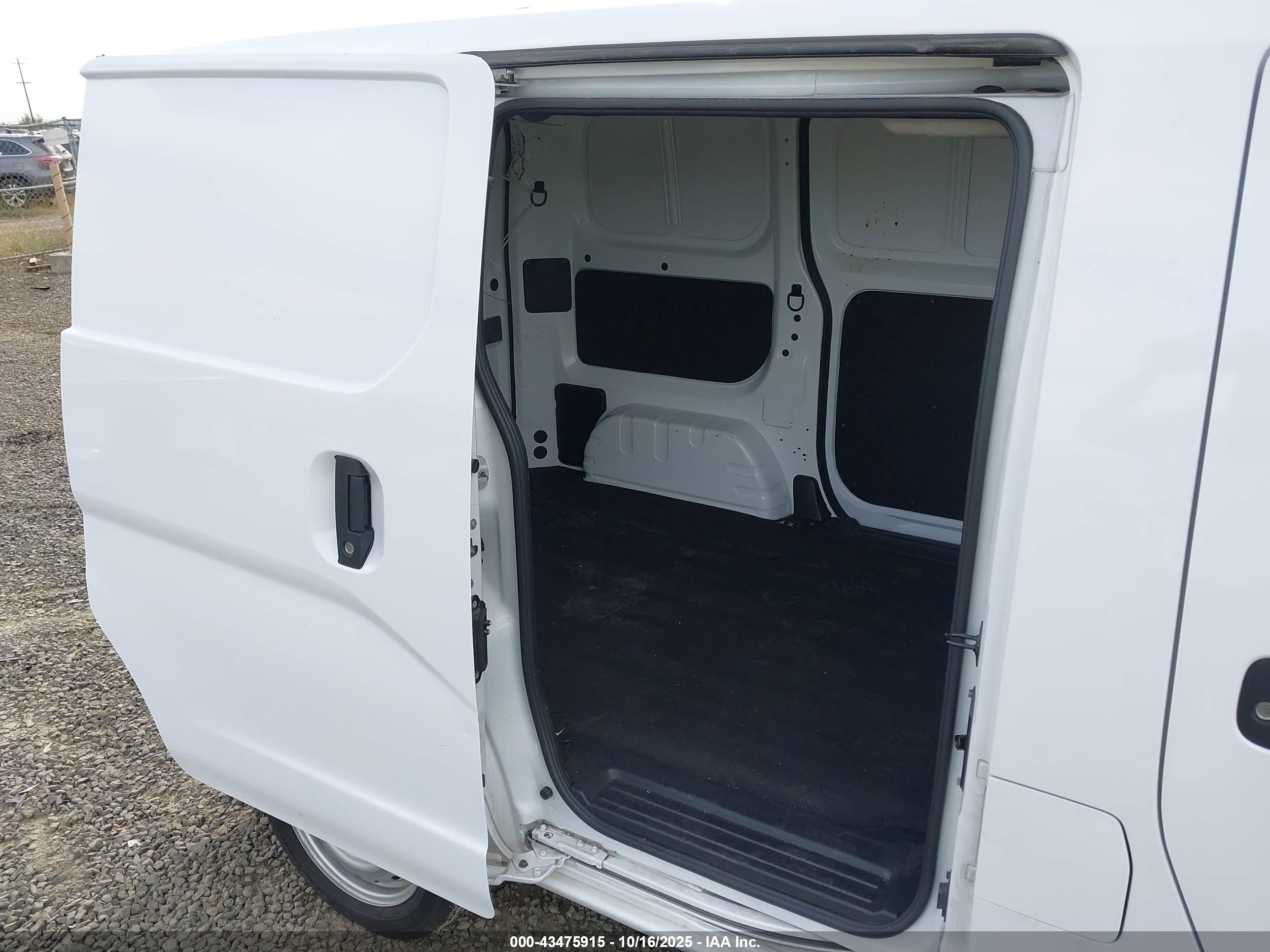 NISSAN NV200 image 8