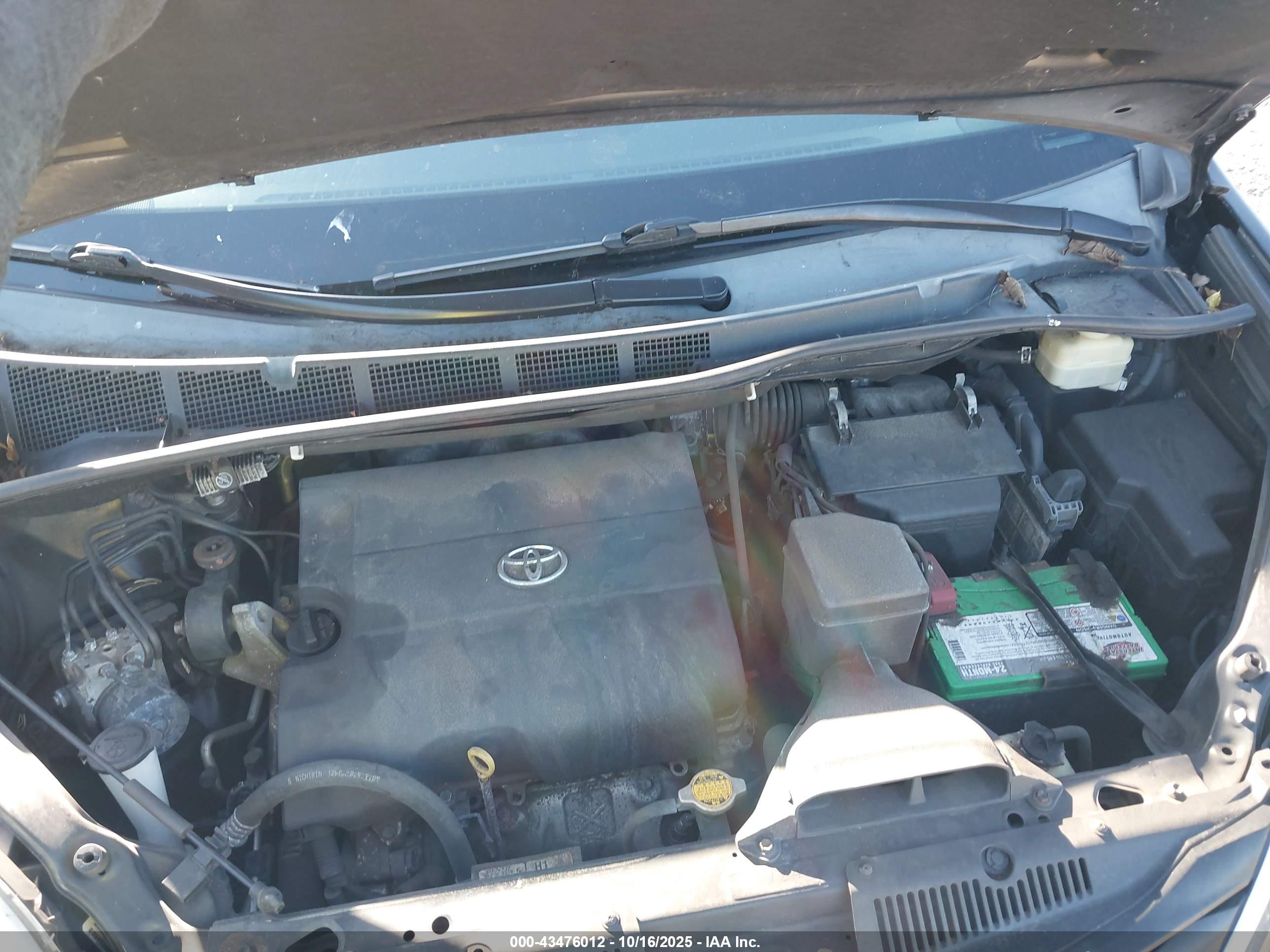 TOYOTA SIENNA image 10